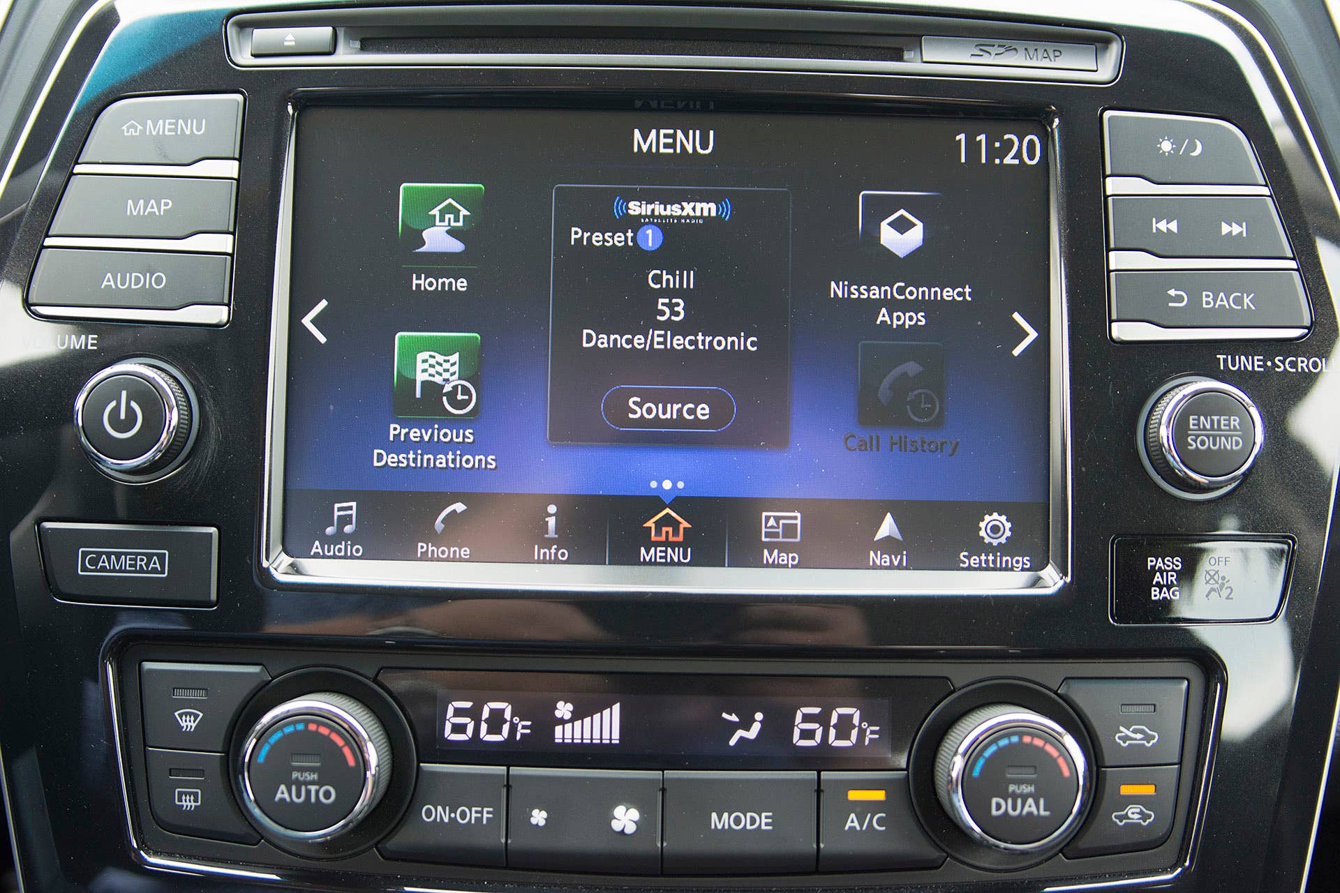 2016 Nissan Maxima infotainment system