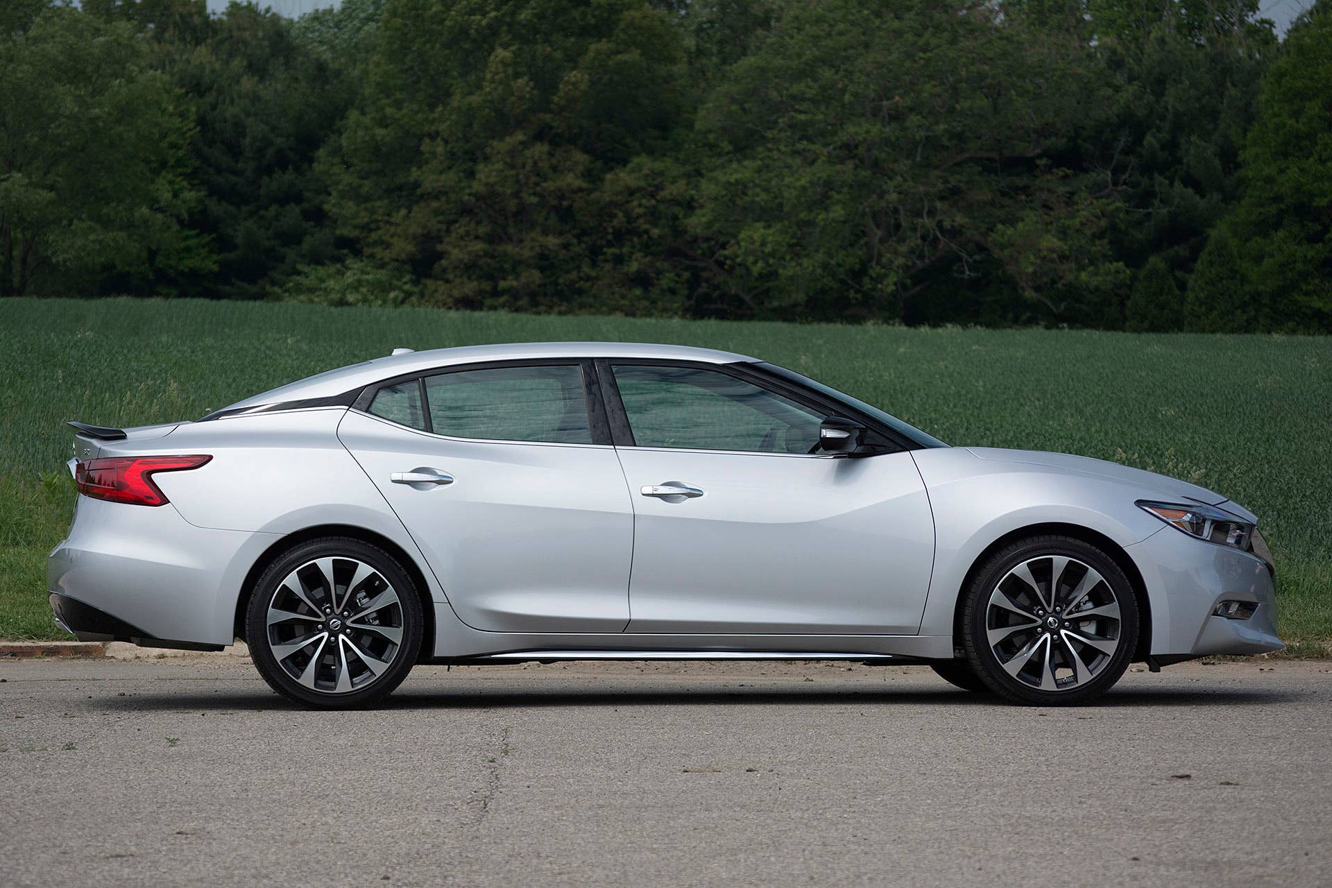 2016 Nissan Maxima side view