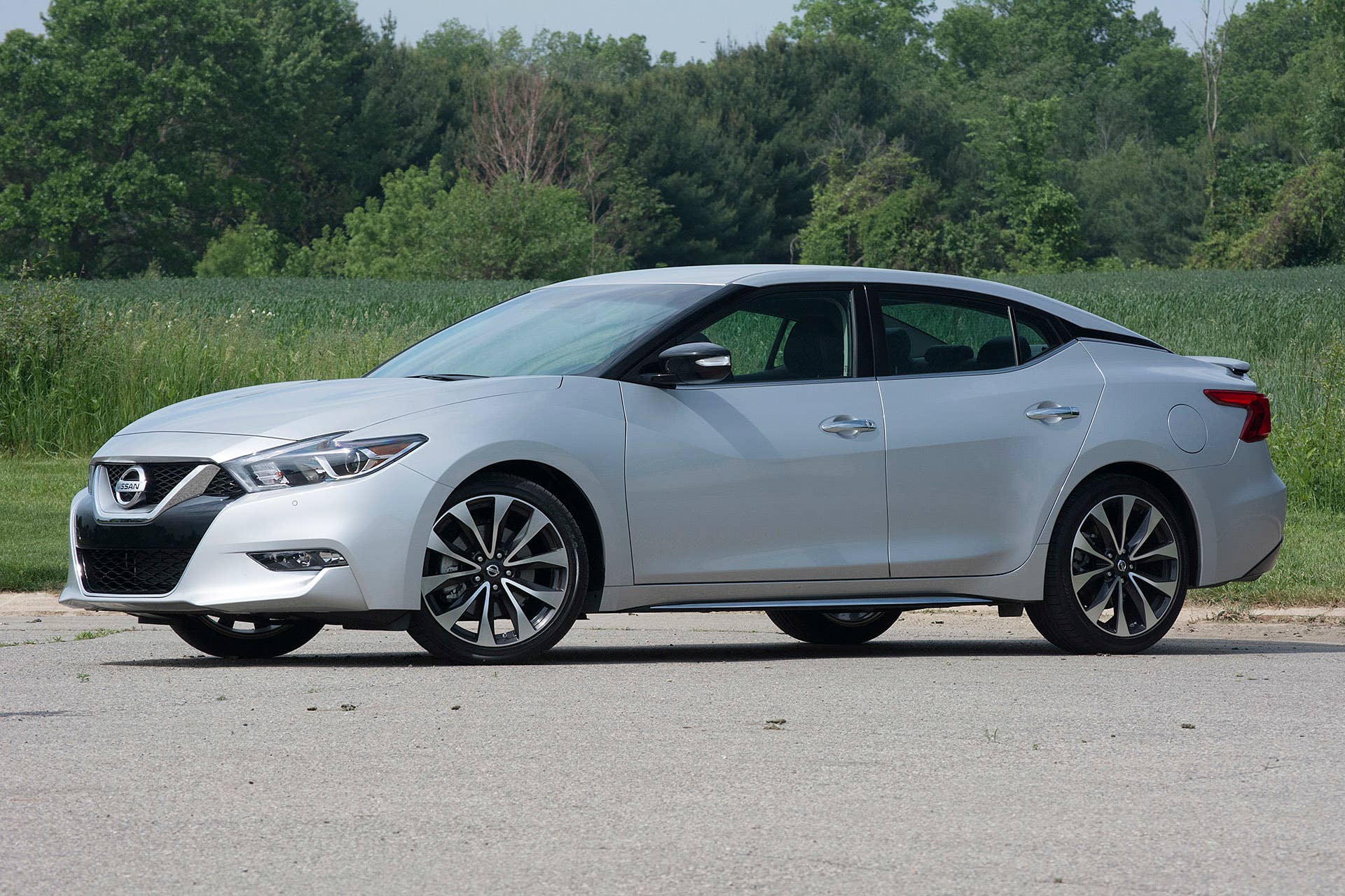 2016 Nissan Maxima front 3/4 view