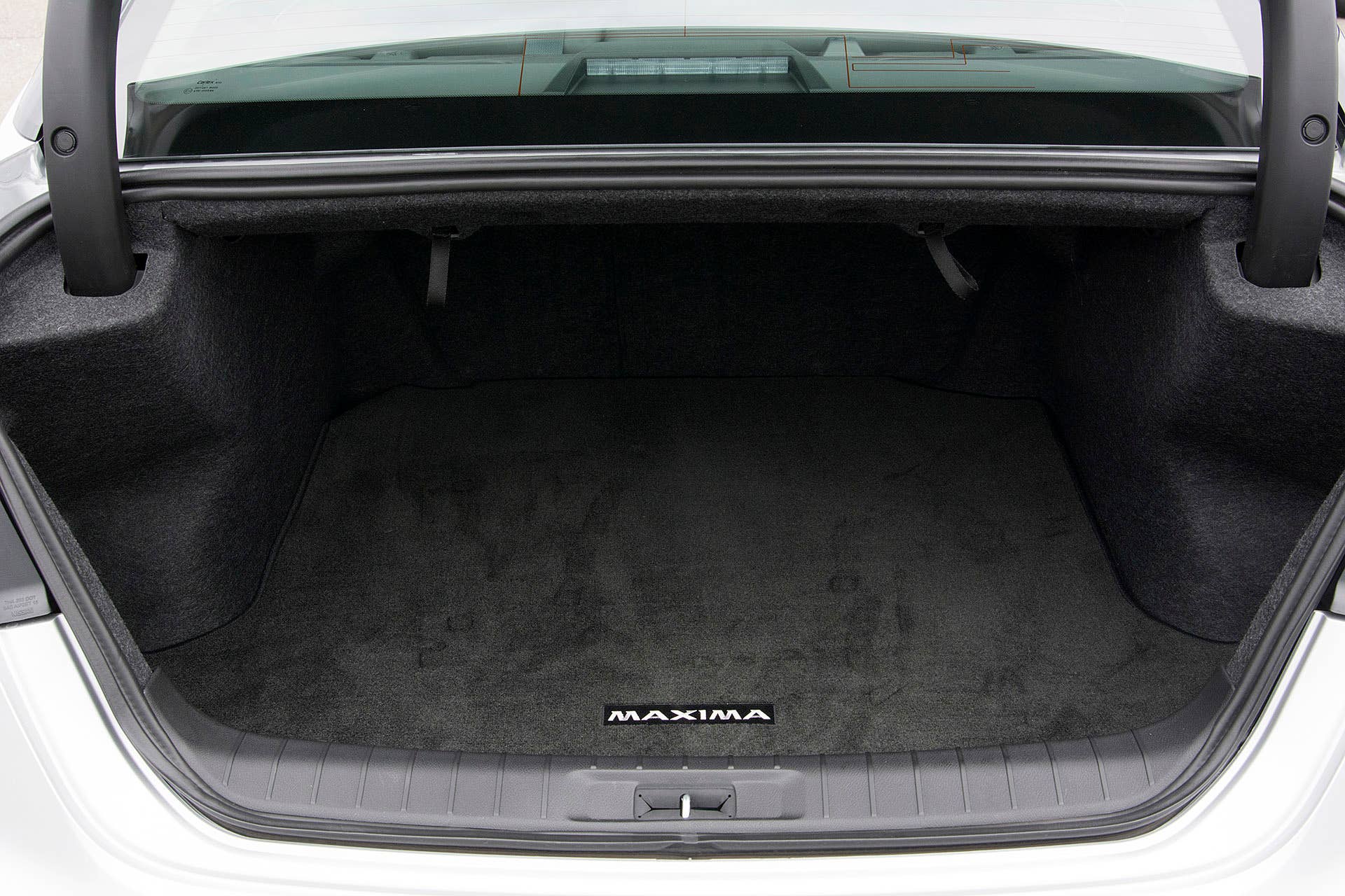 2016 Nissan Maxima trunk
