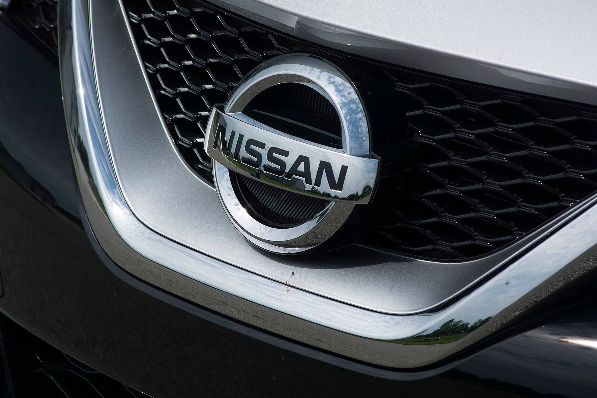 2016 Nissan Maxima grille