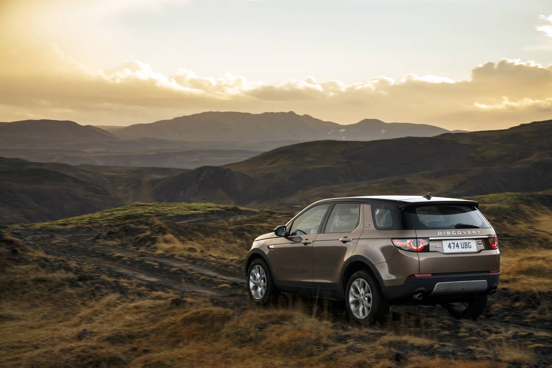 Land Rover Discovery Sport Ingenium diesel brown off-road hill mountain