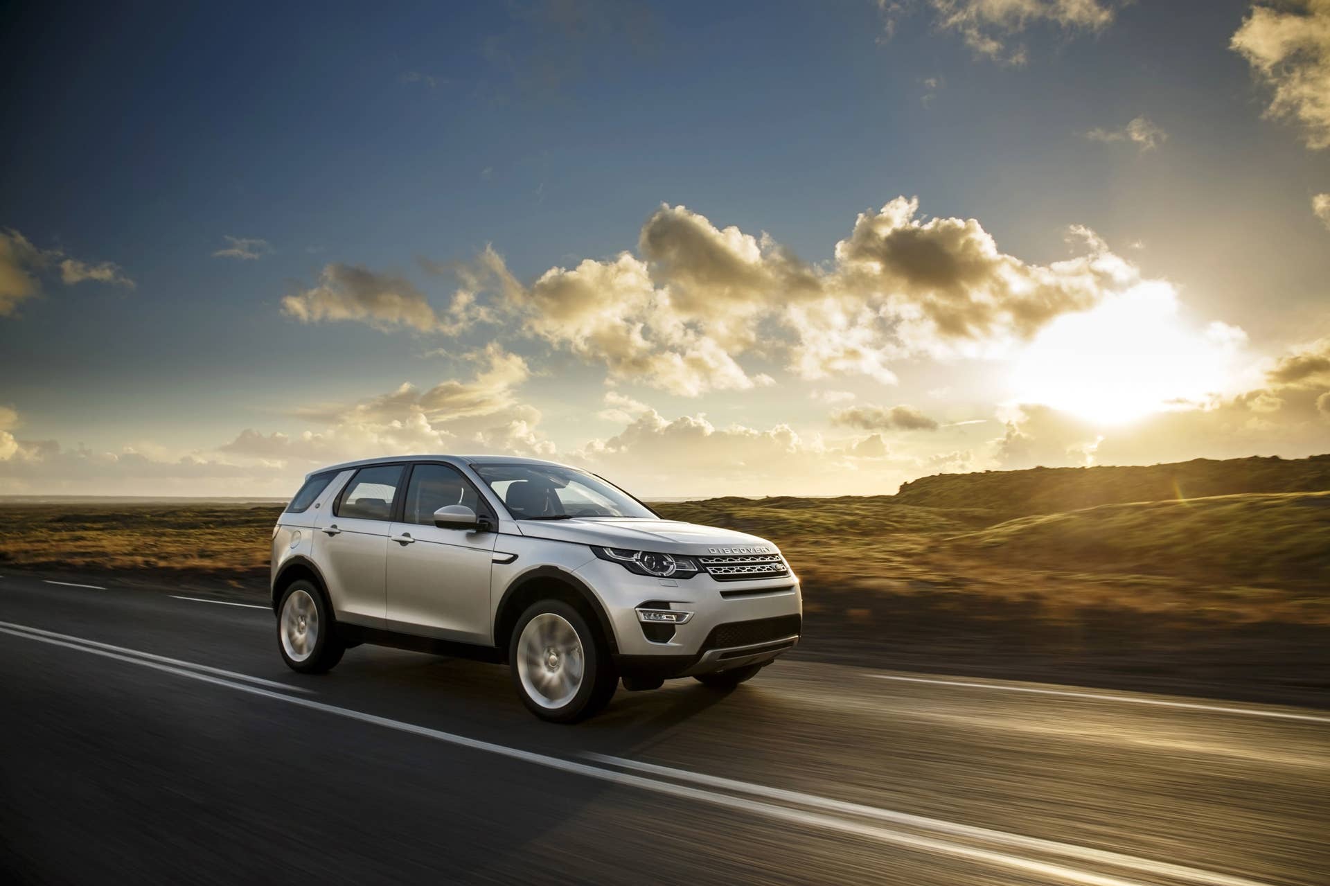 Land Rover Discovery Sport Ingenium diesel moving road silver front 3/4