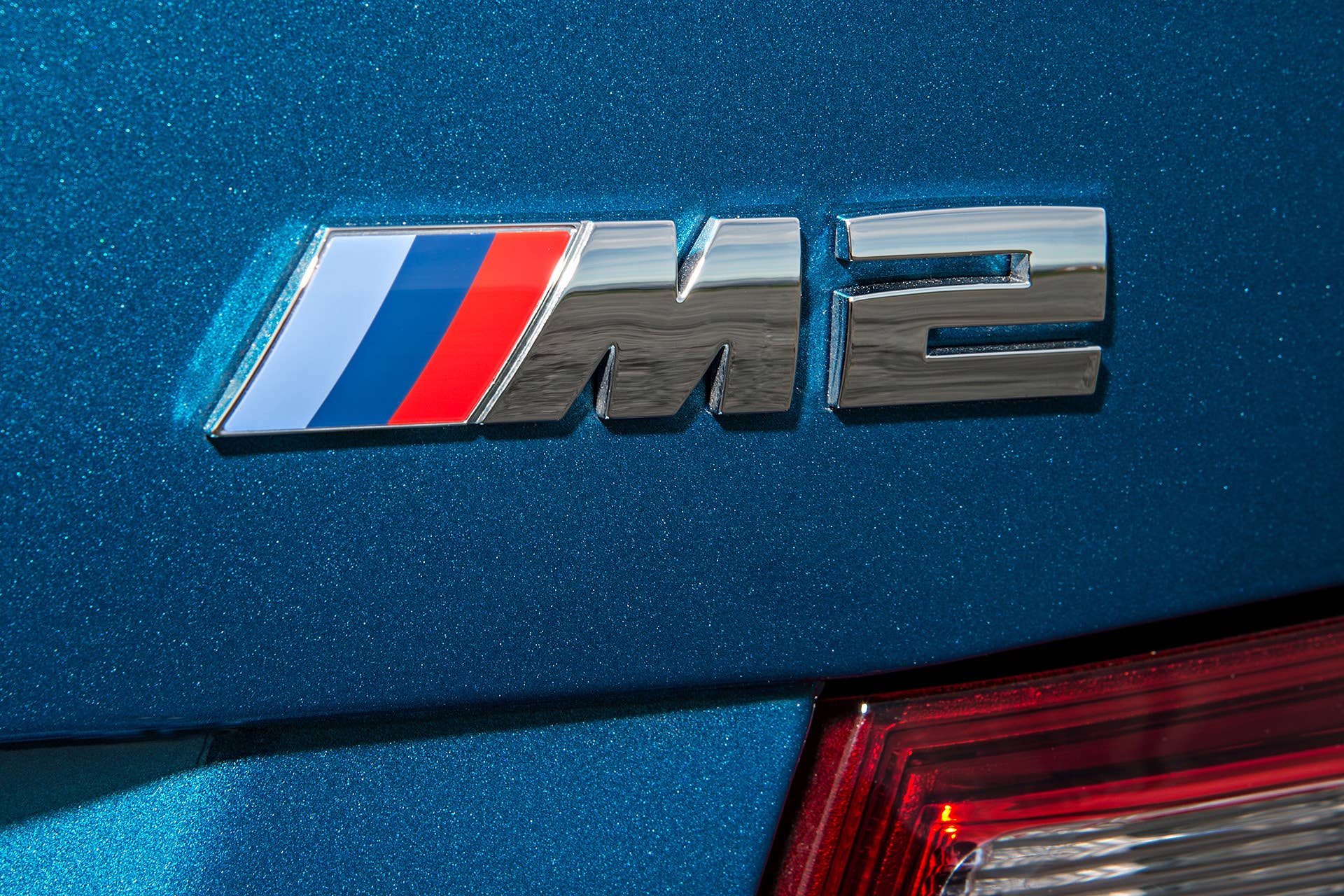 2016 BMW M2 badge