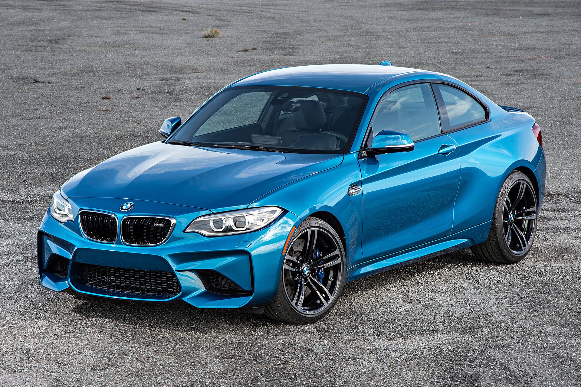2016 BMW M2 front 3/4 view