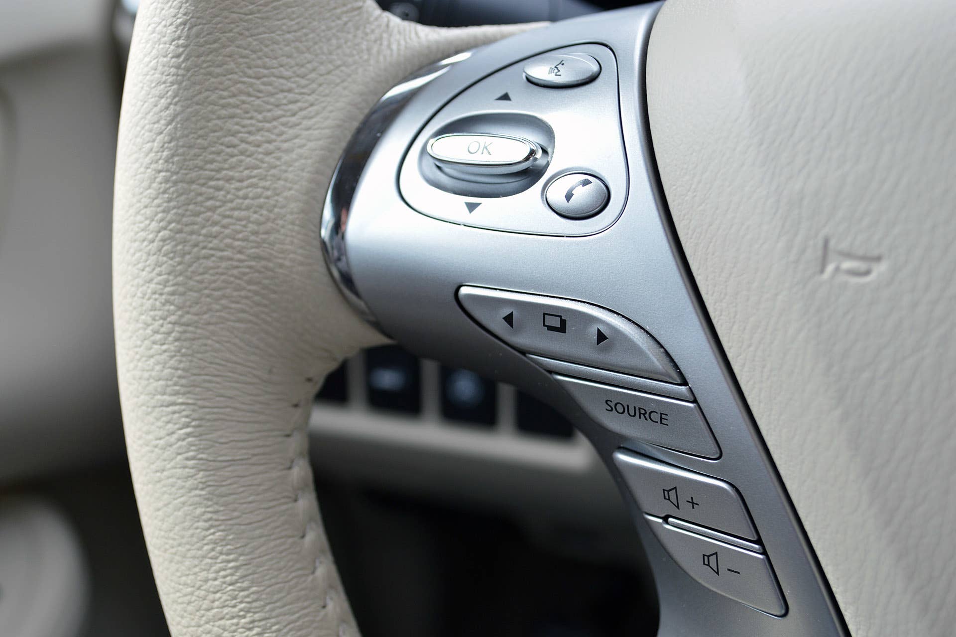 2015 Nissan Murano steering wheel controls
