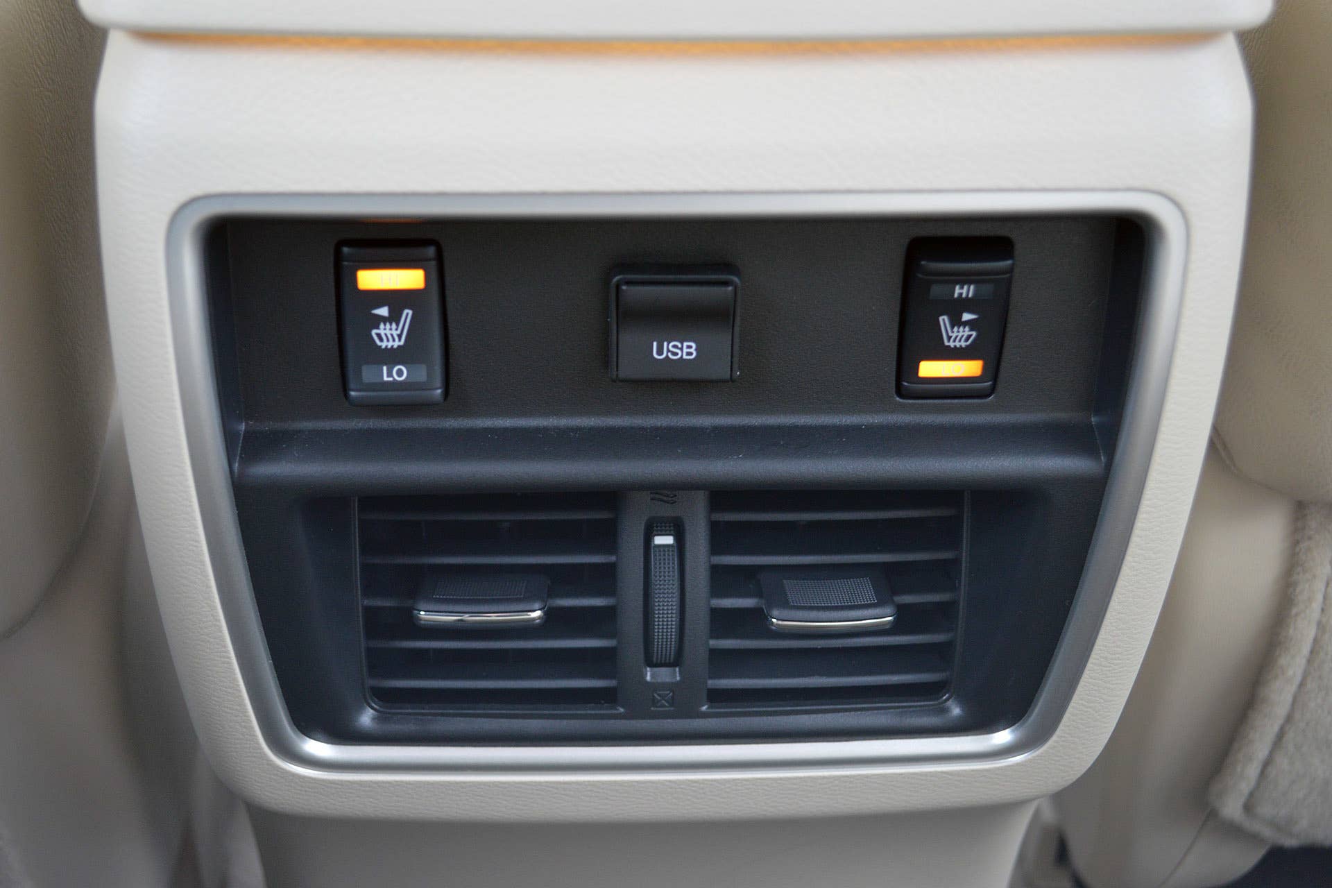 2015 Nissan Murano rear seat controls
