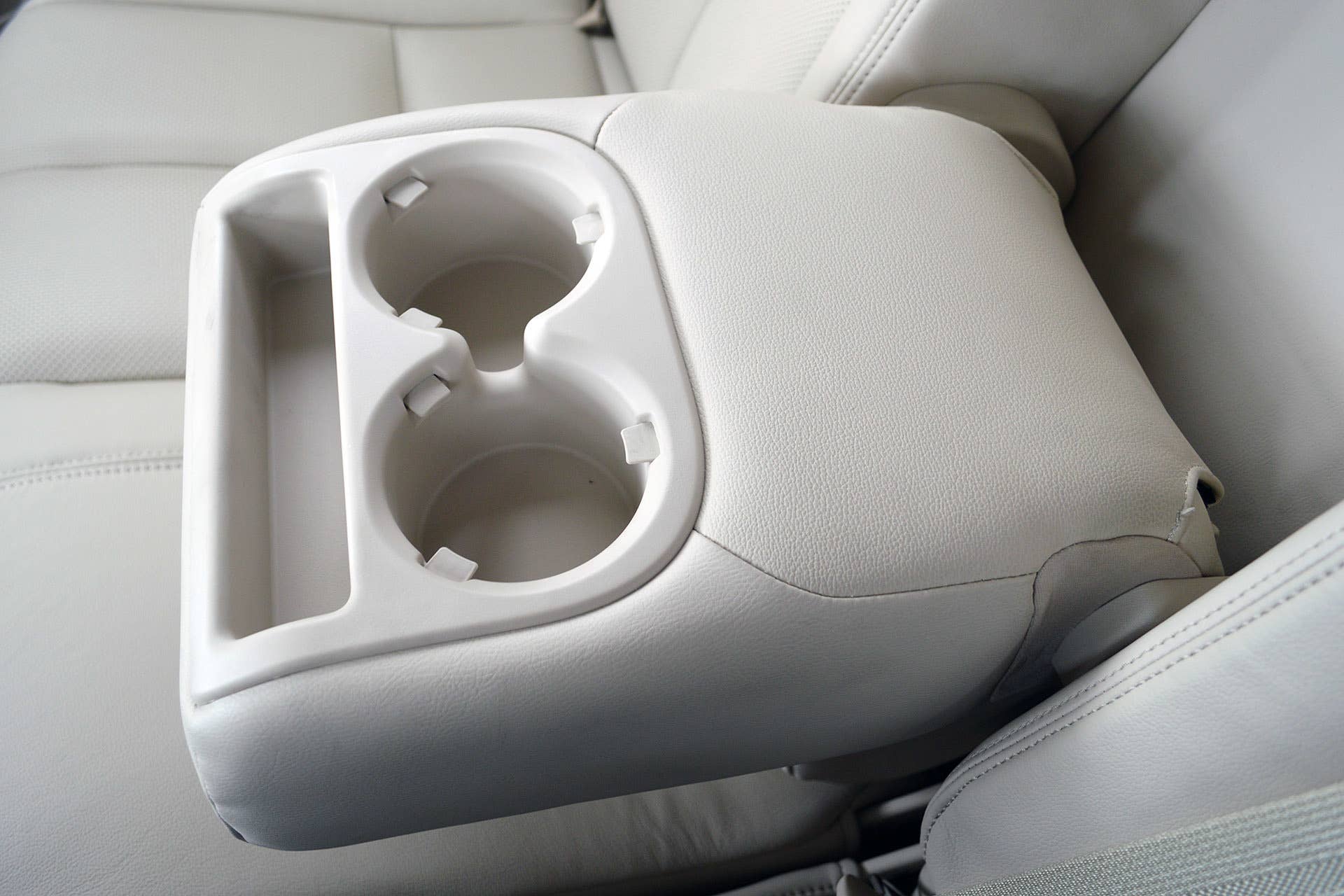 2015 Nissan Murano rear seat cupholders