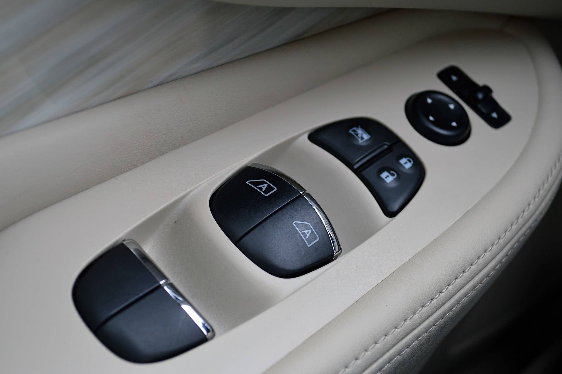 2015 Nissan Murano door controls