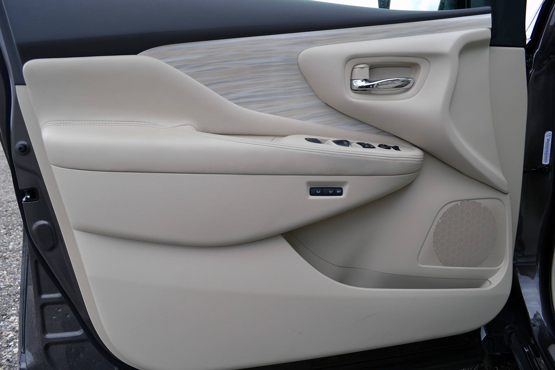 2015 Nissan Murano door