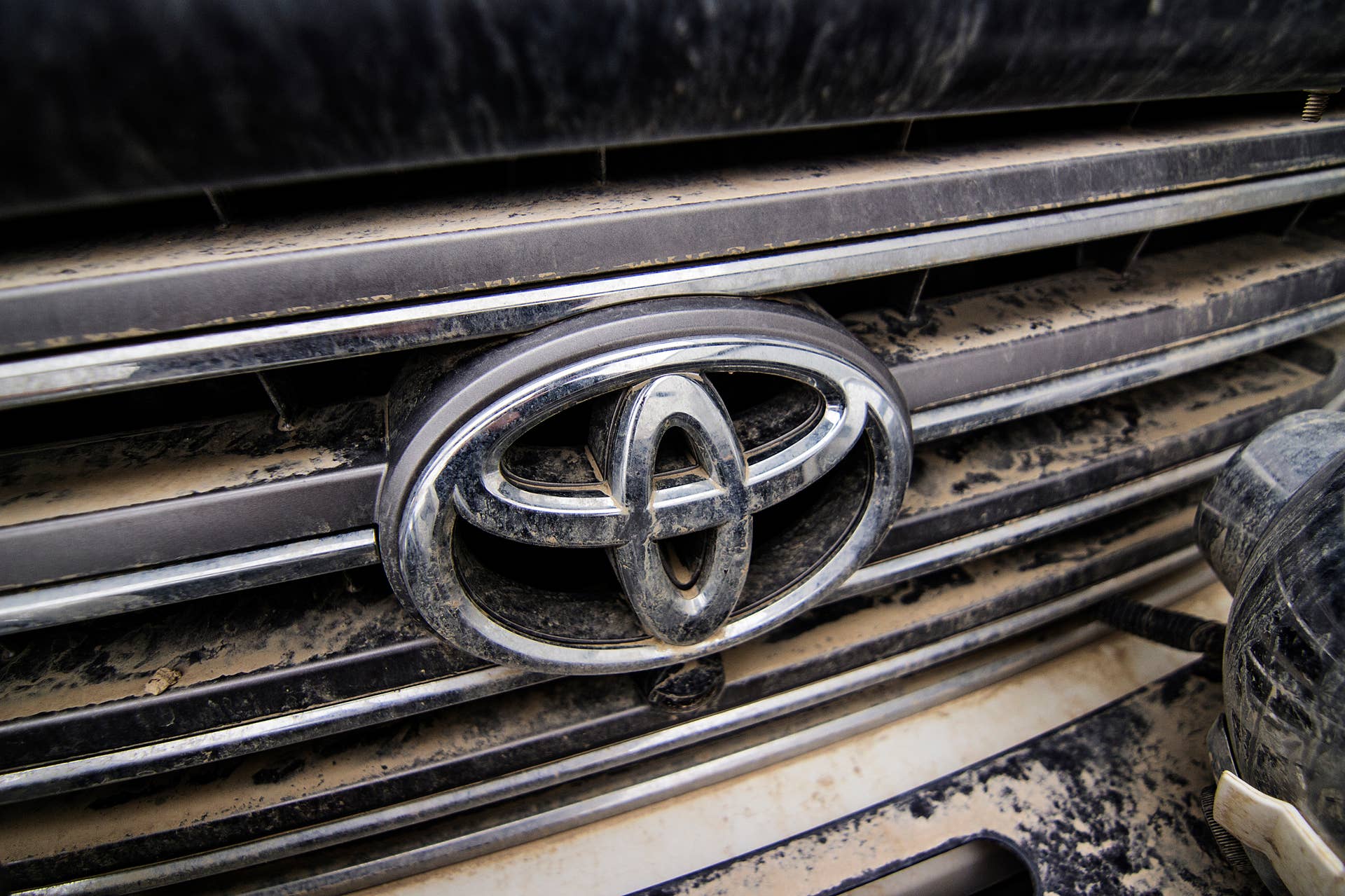 Toyota LC 200 grille badge