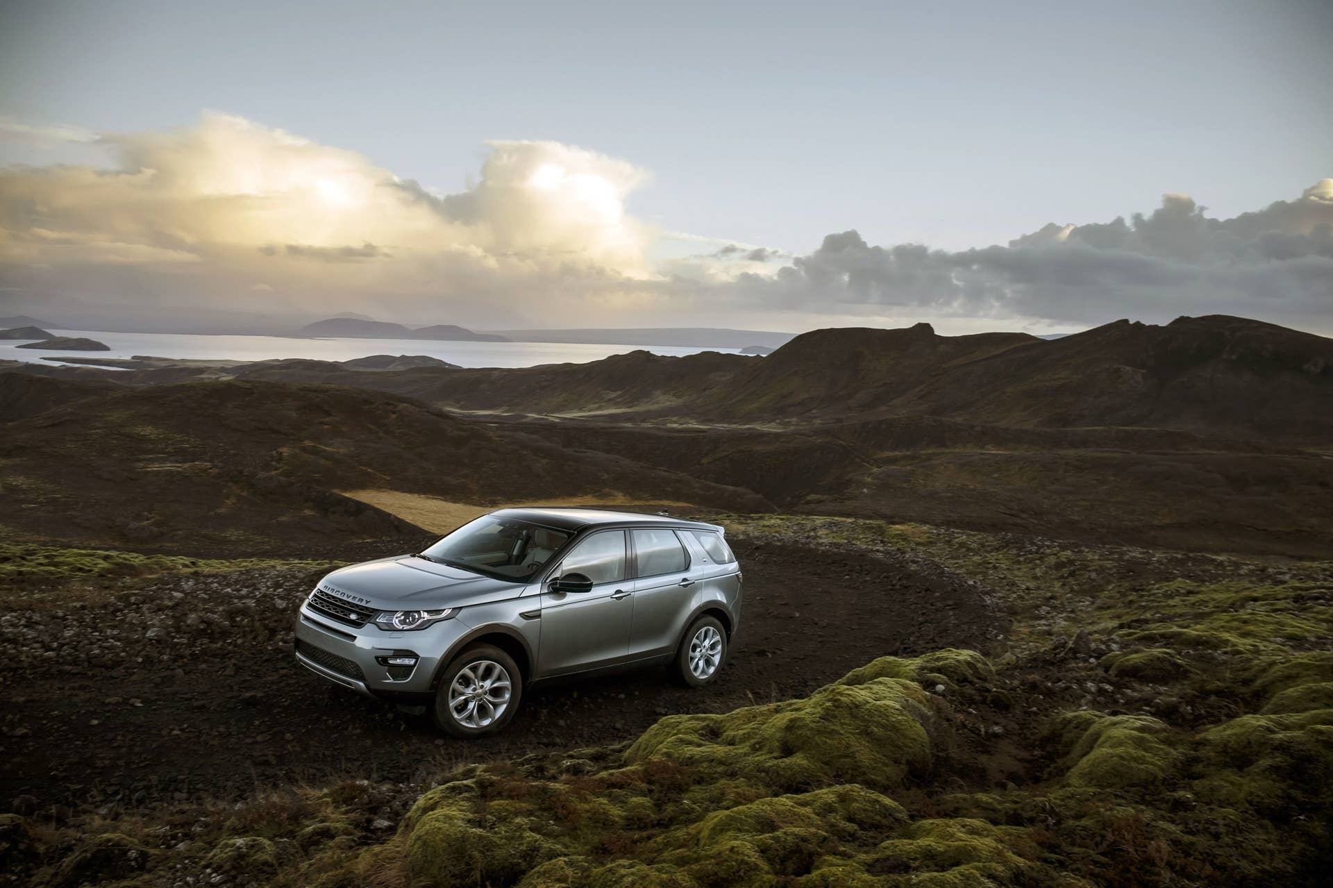 Land Rover Discovery Sport Ingenium diesel green off road dirt