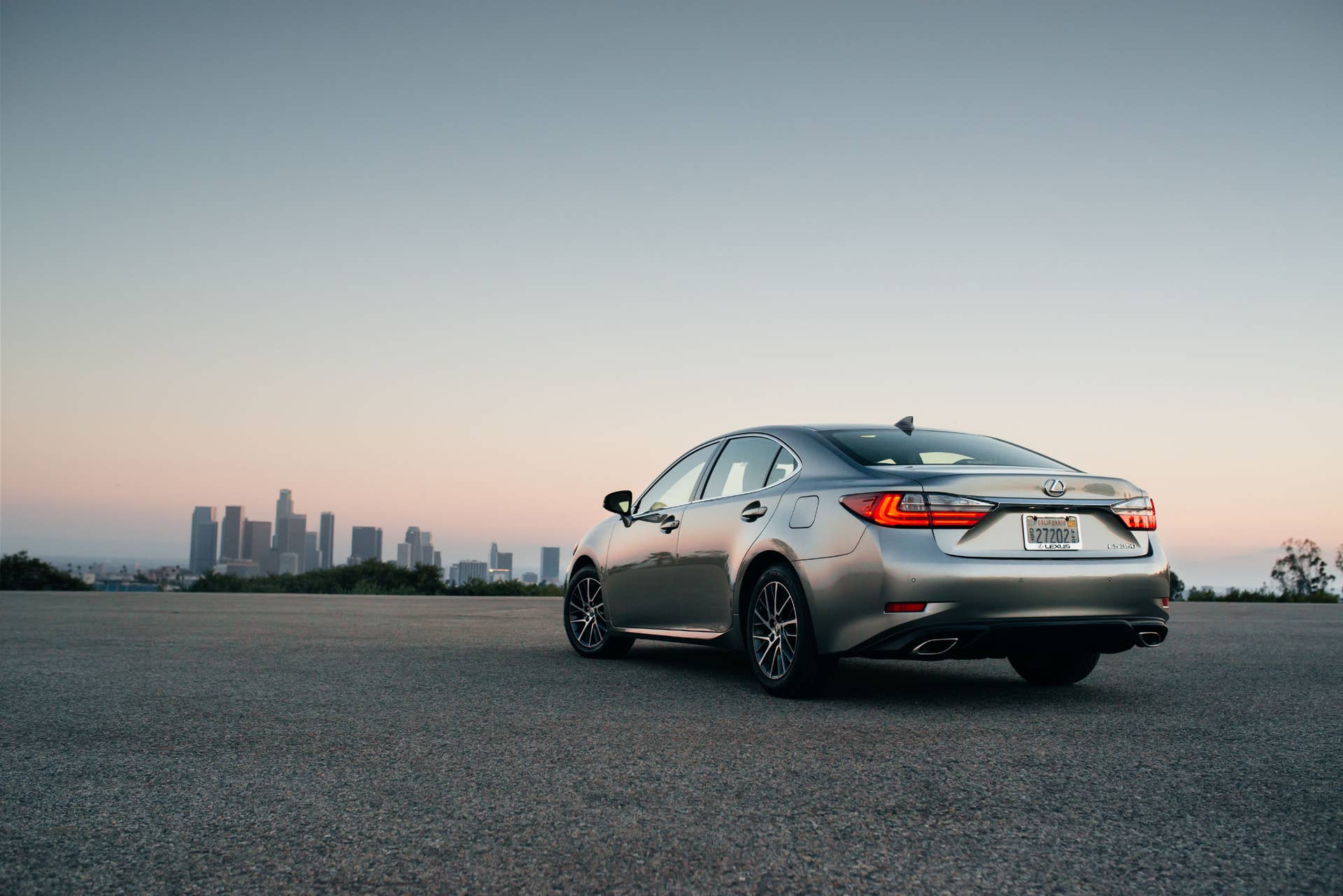 2016 lexus es350 rear three quarters