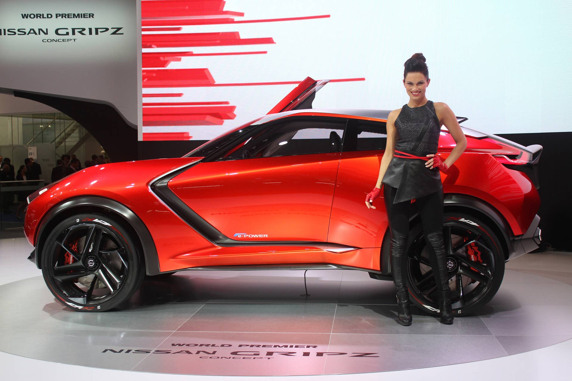 The Nissan Grips concept unveiled at the 2015 Frankfurt Motor Show, side view.
