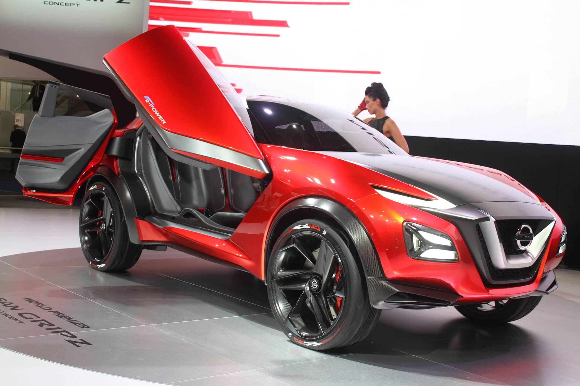The Nissan Gripz concept unveiled at the 2015 Frankfurt Motor Show, a preview of its new SUV styling, front three-quarter view.
