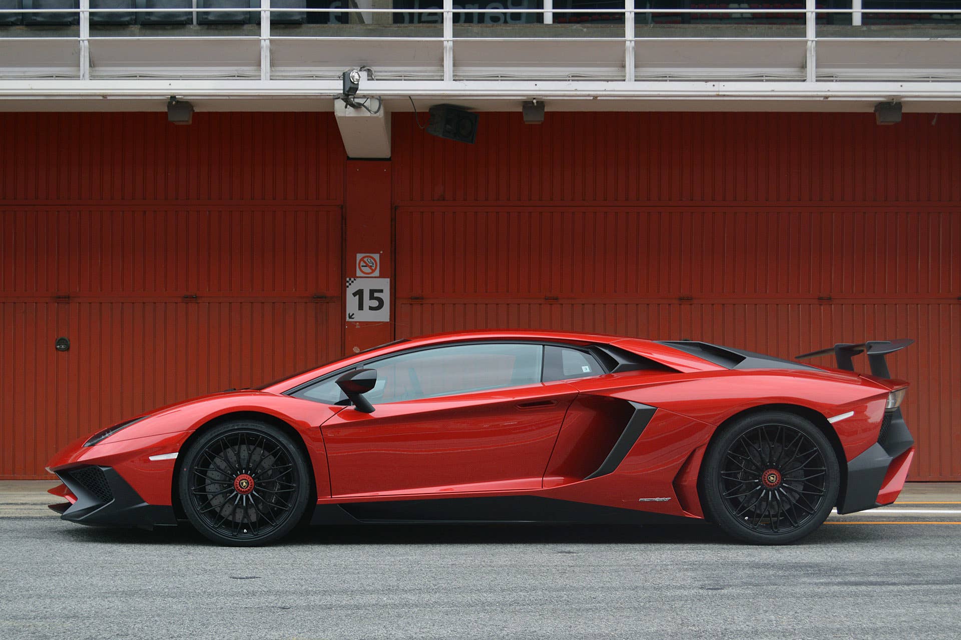 2016 Lamborghini Aventador LP 750-4 Superveloce side view