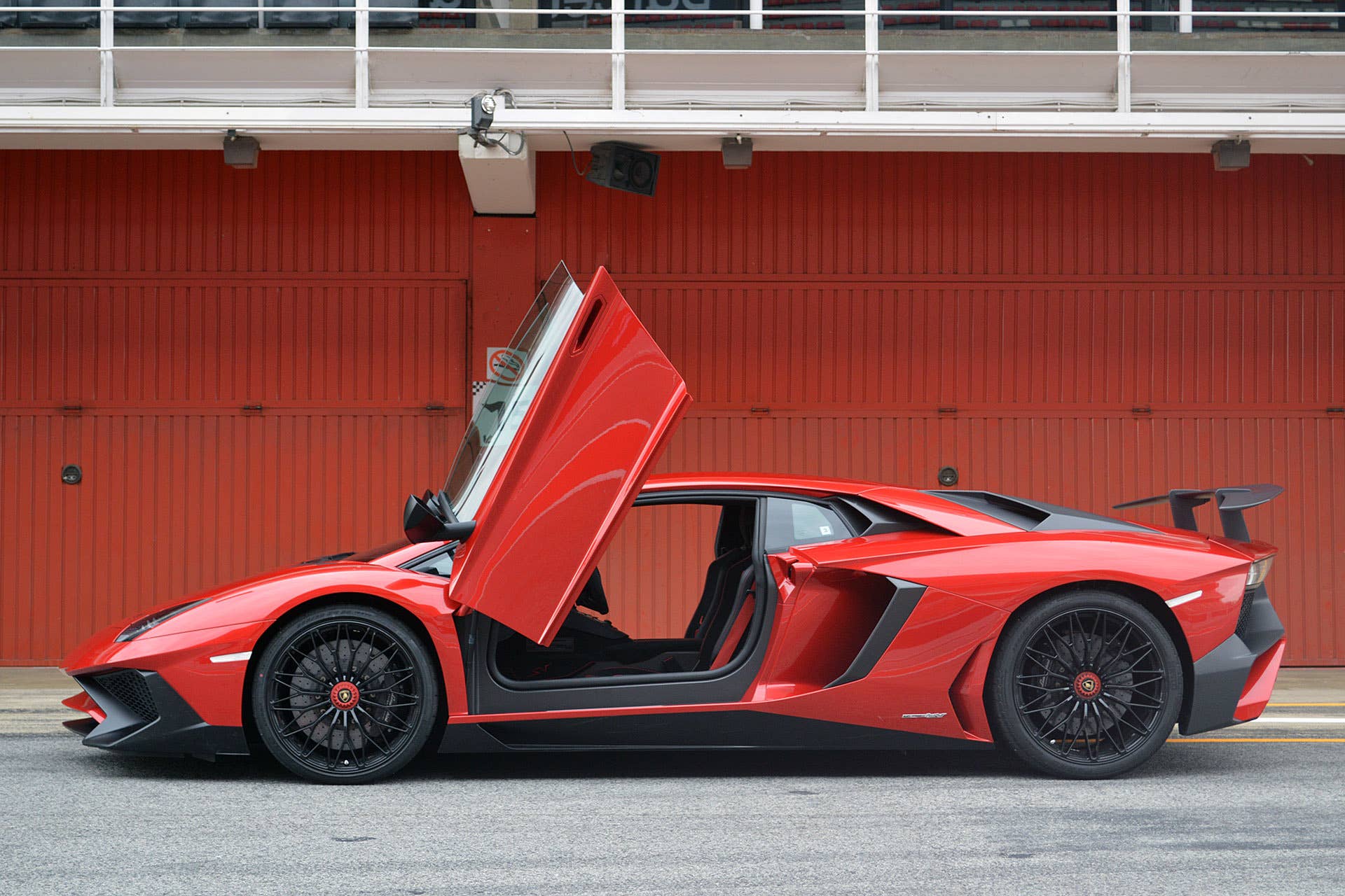 2016 Lamborghini Aventador LP 750-4 Superveloce side view