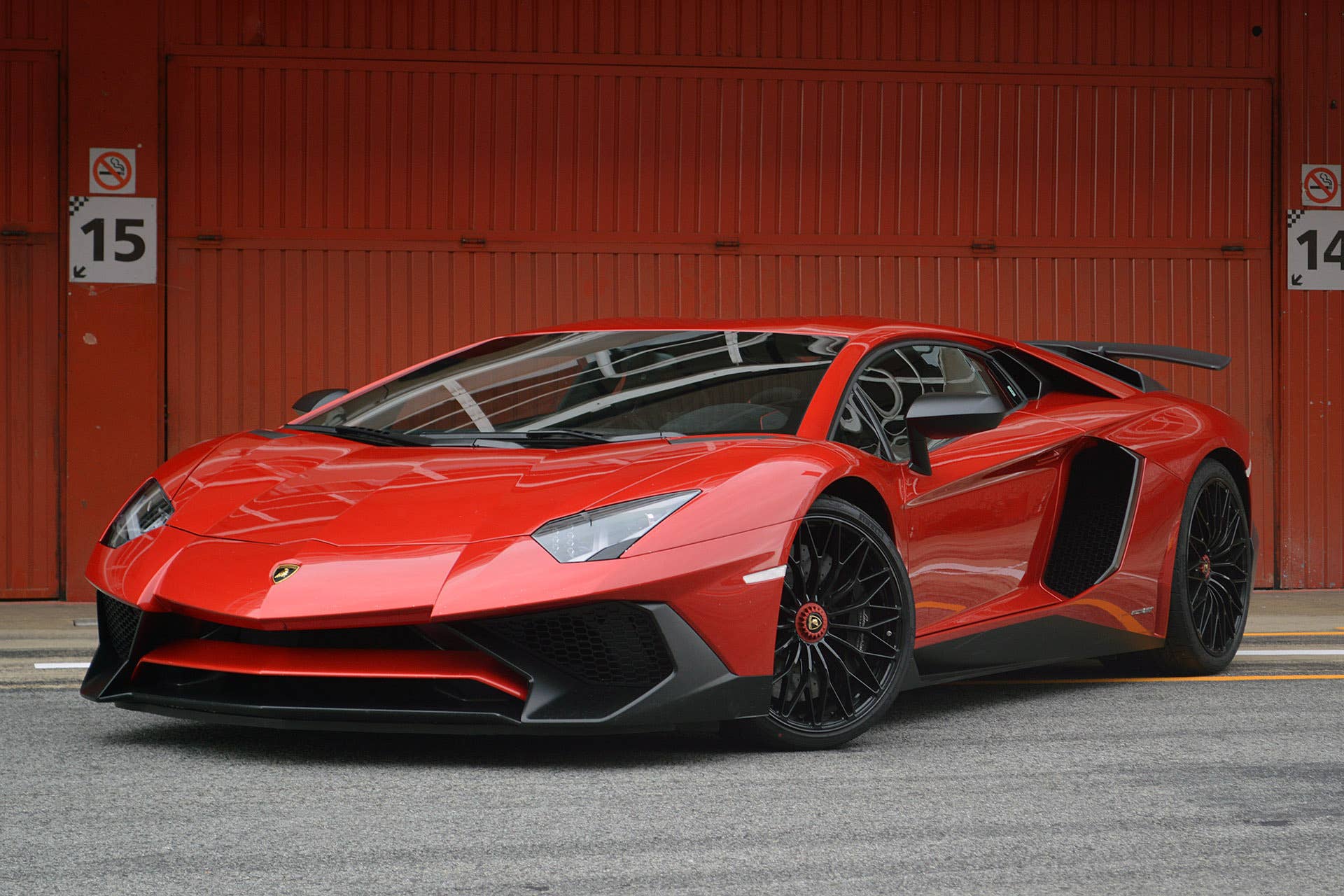 2016 Lamborghini Aventador LP 750-4 Superveloce front 3/4 view