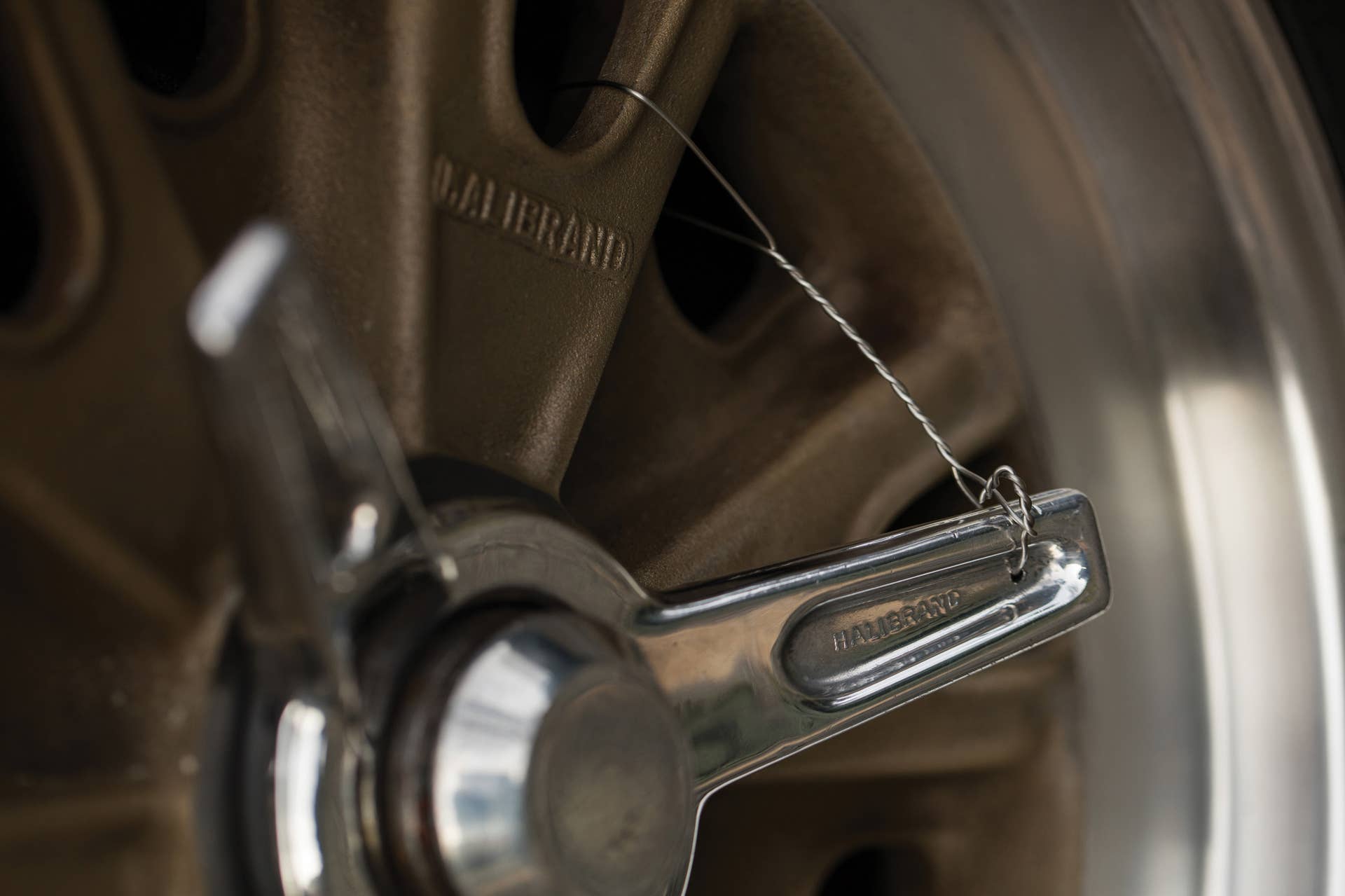 1965 Shelby 427 Competition Cobra wheel hub spinner knock-off