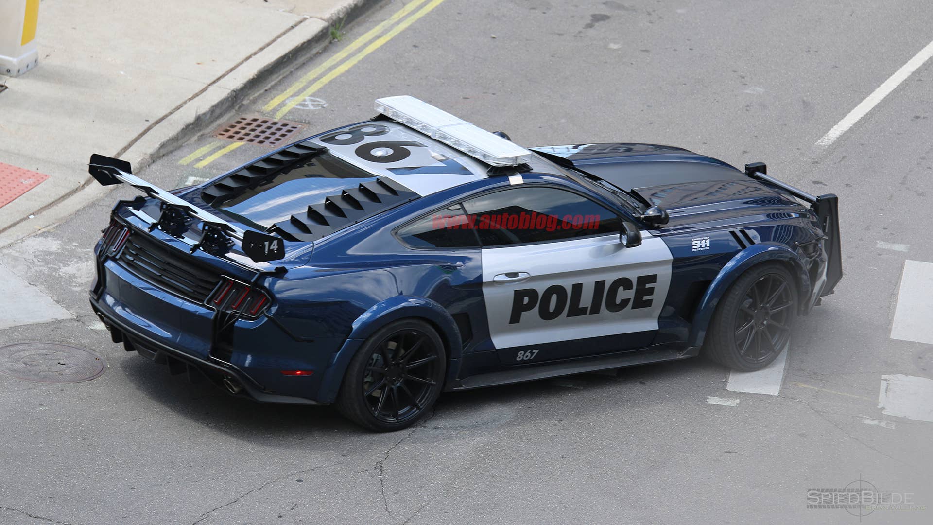 Barricade Ford Mustang