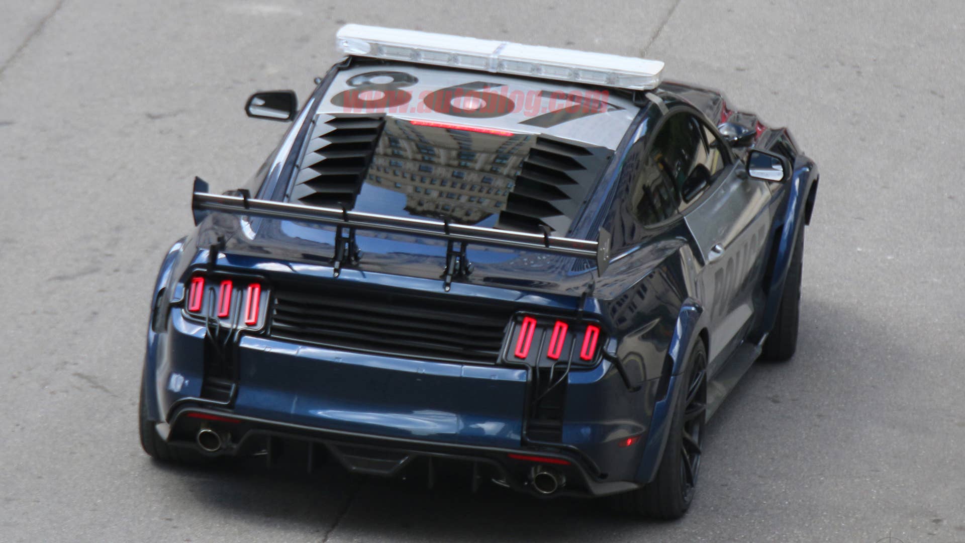 Barricade Ford Mustang