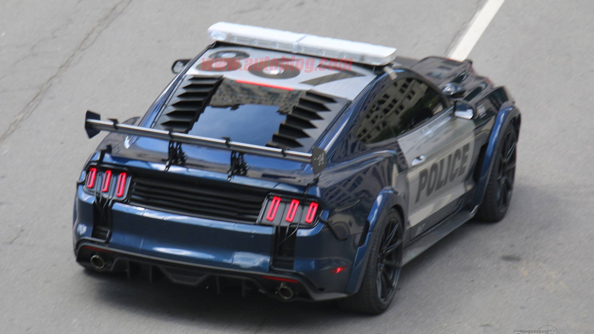 Barricade Ford Mustang