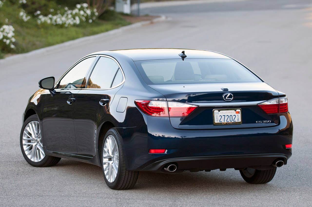 2013 Lexus ES 350 rear 3/4 view