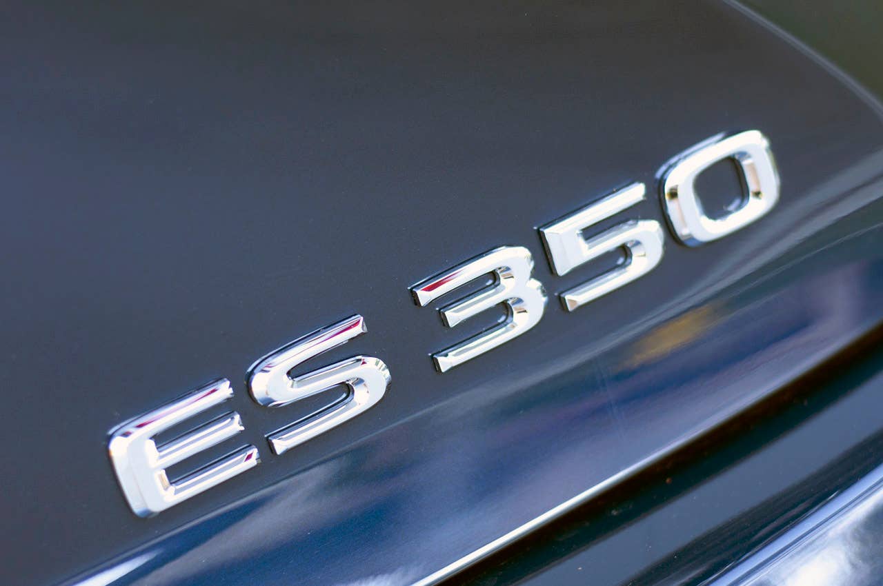 2013 Lexus ES 350 badge