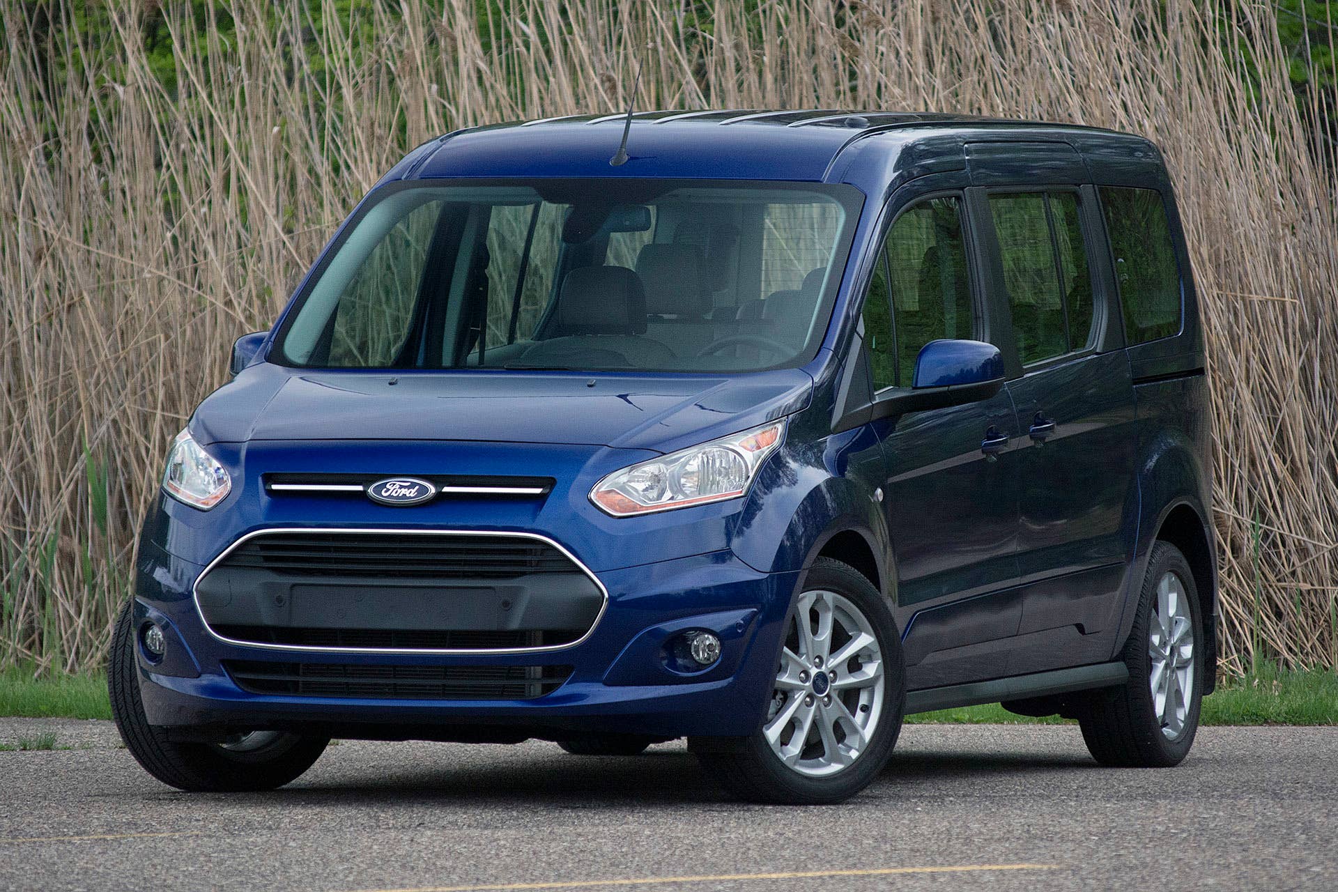 2015 Ford Transit Connect Wagon front 3/4 view