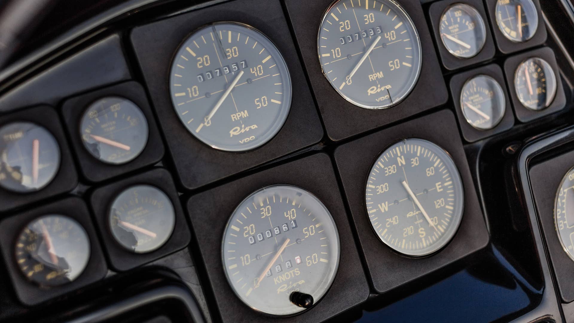 1990 Riva Ferrari 32 instruments