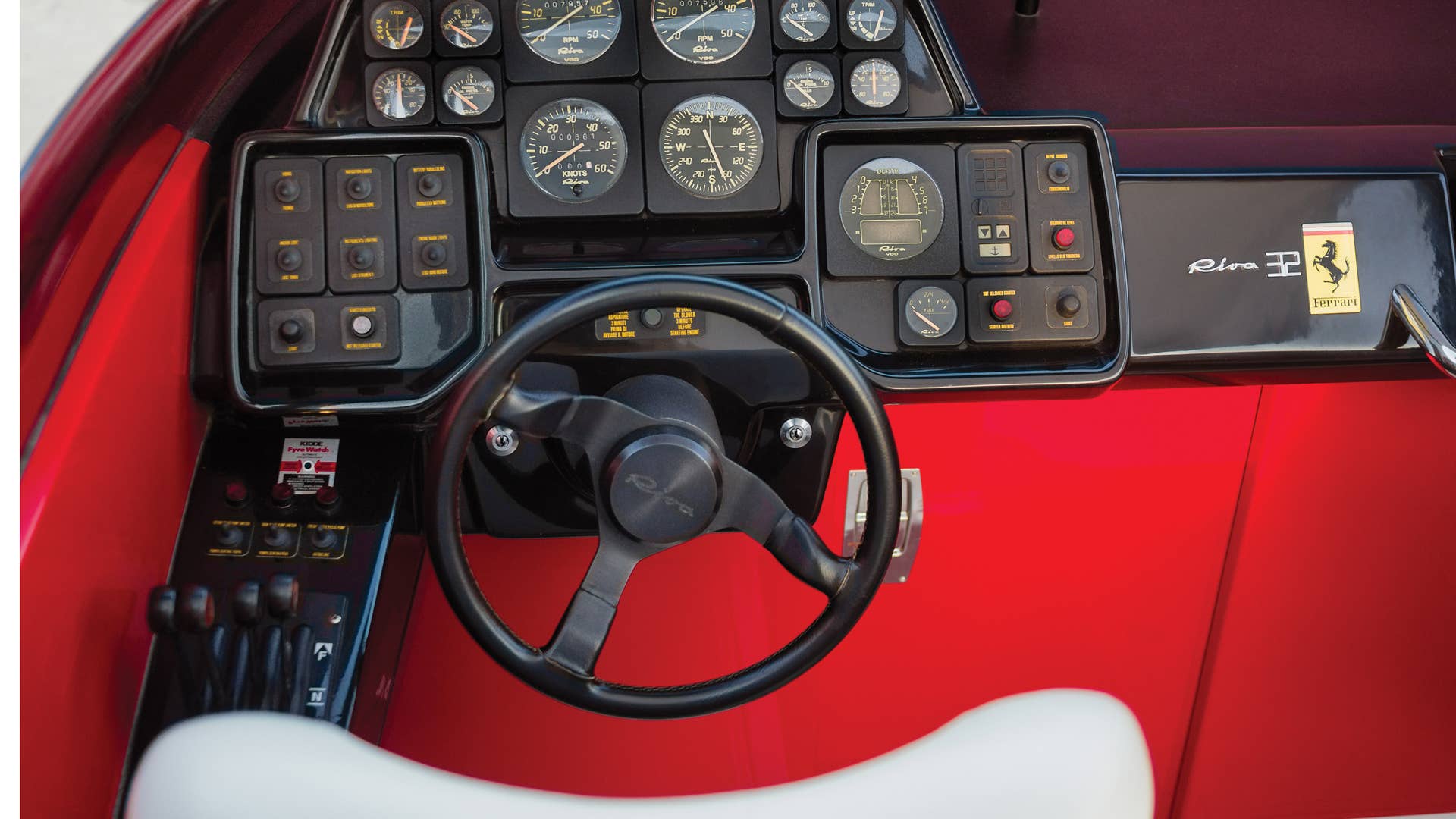 1990 Riva Ferrari 32 helm