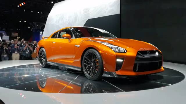 2017 Nissan GT-R | 2016 New York Auto Show | Beauty-Roll