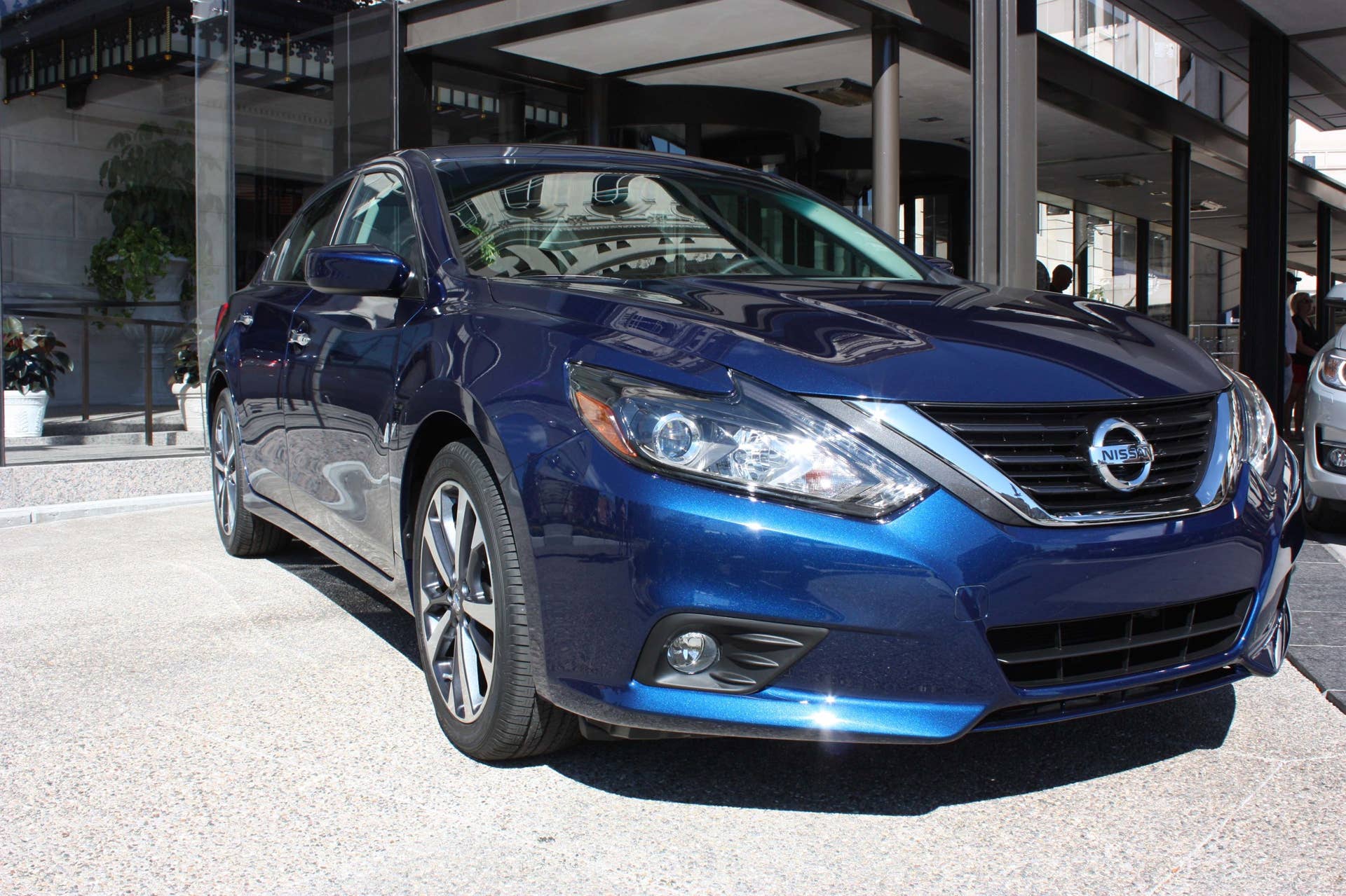 2016 nissan altima front three quarters