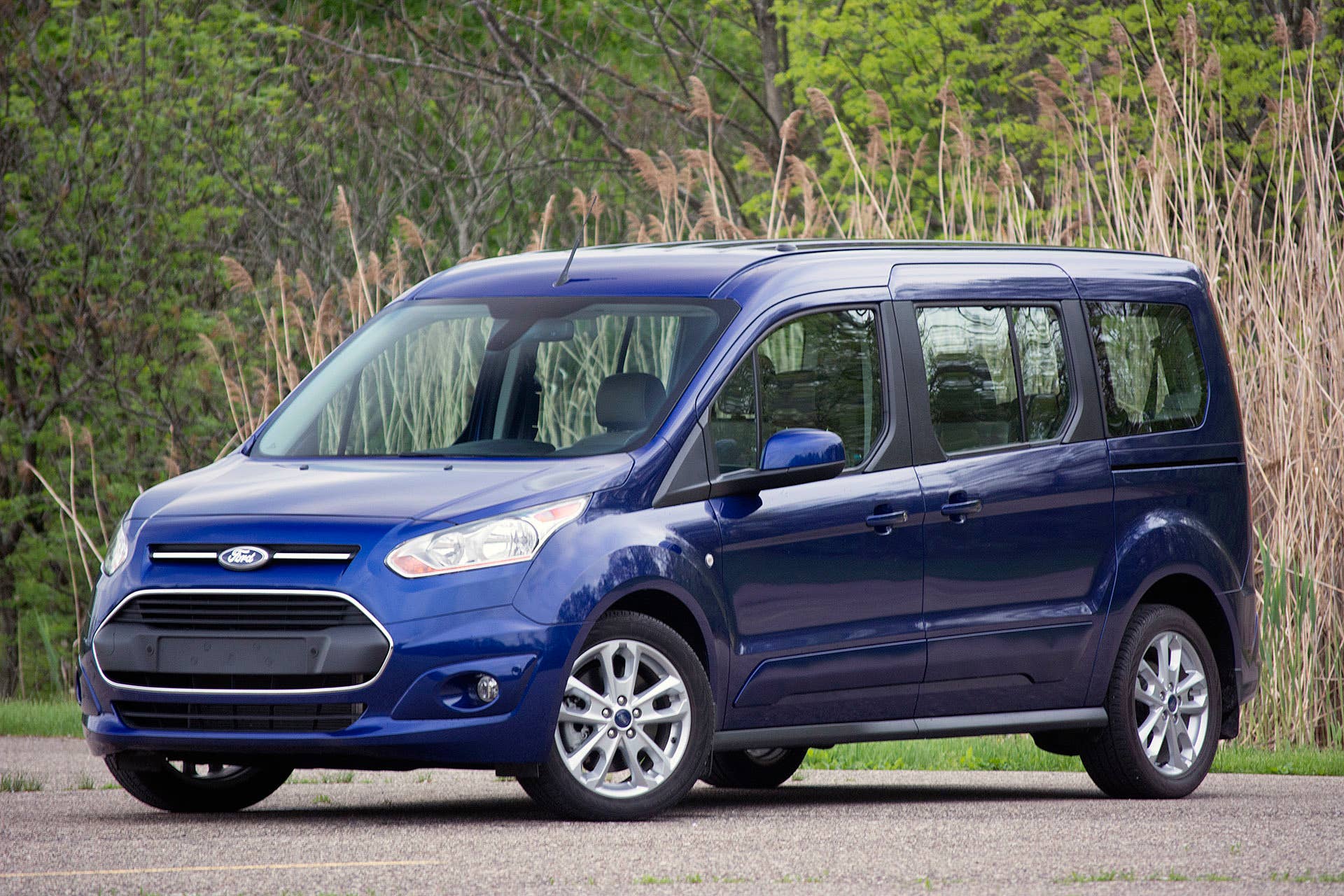 2015 Ford Transit Connect Wagon front 3/4 view