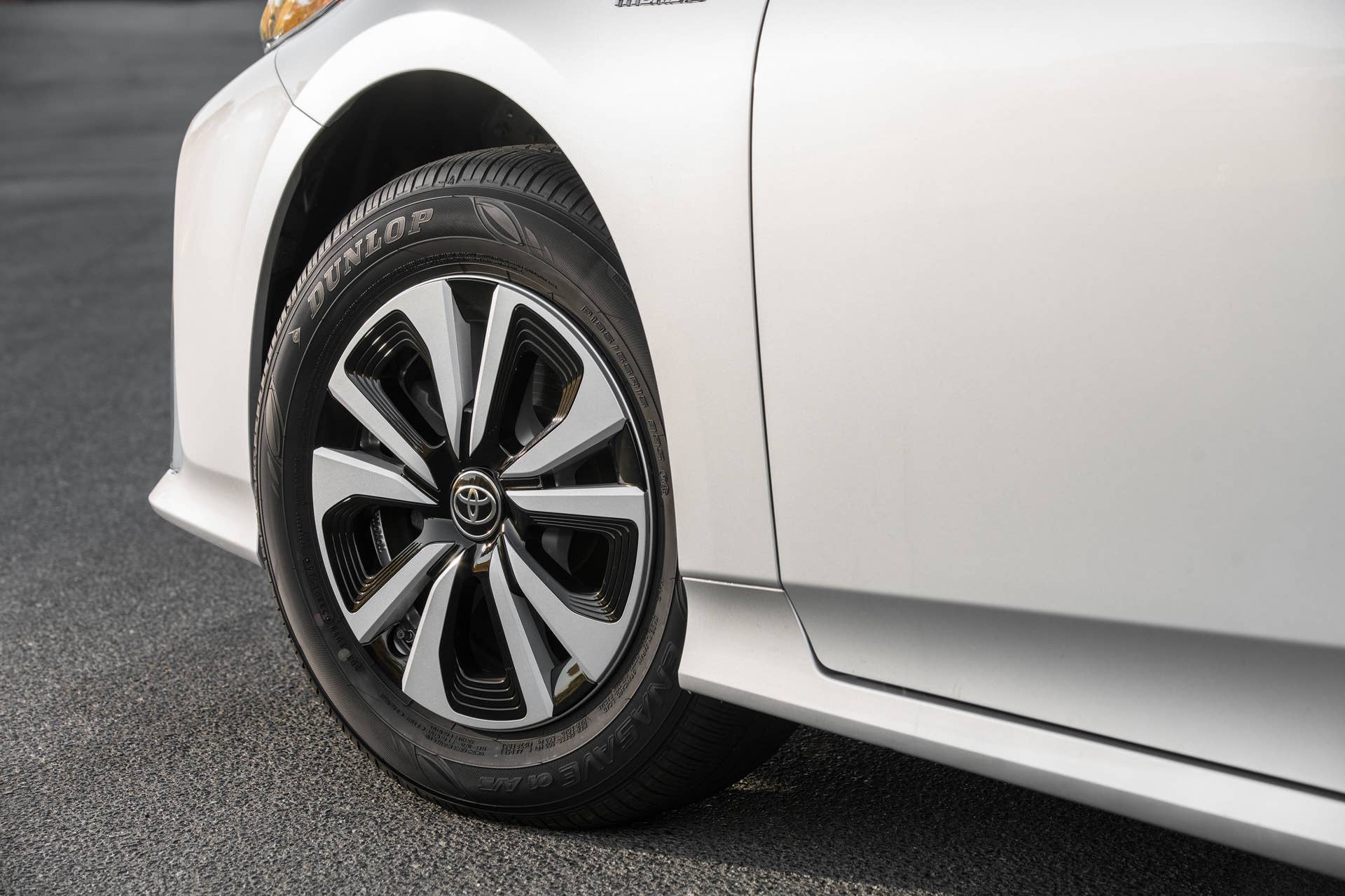 2017 Toyota Prius Prime Platinum front wheel