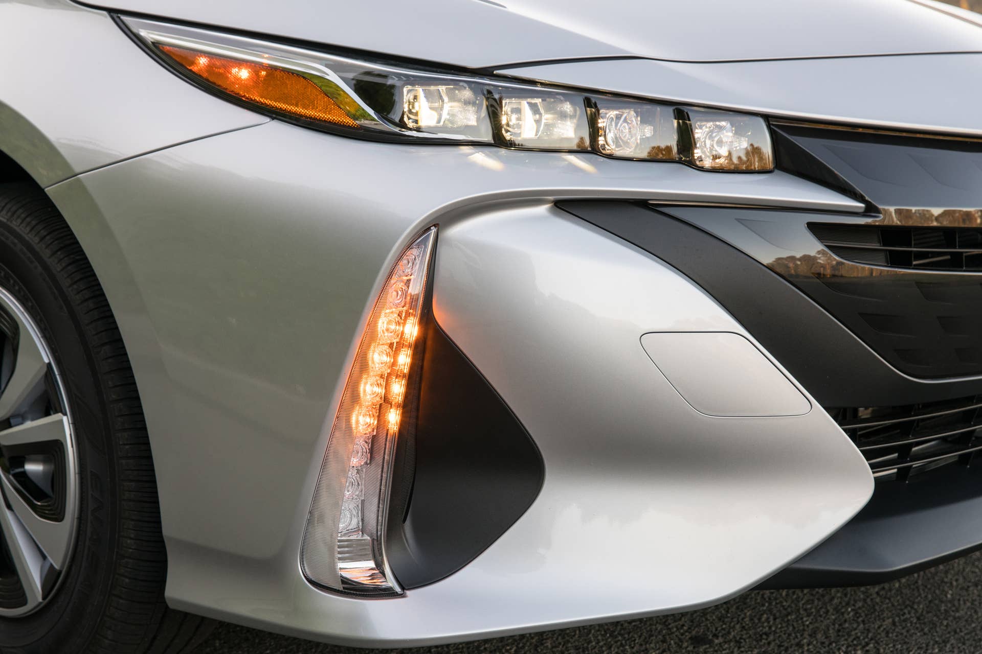 2017 Toyota Prius Prime Platinum front scoop