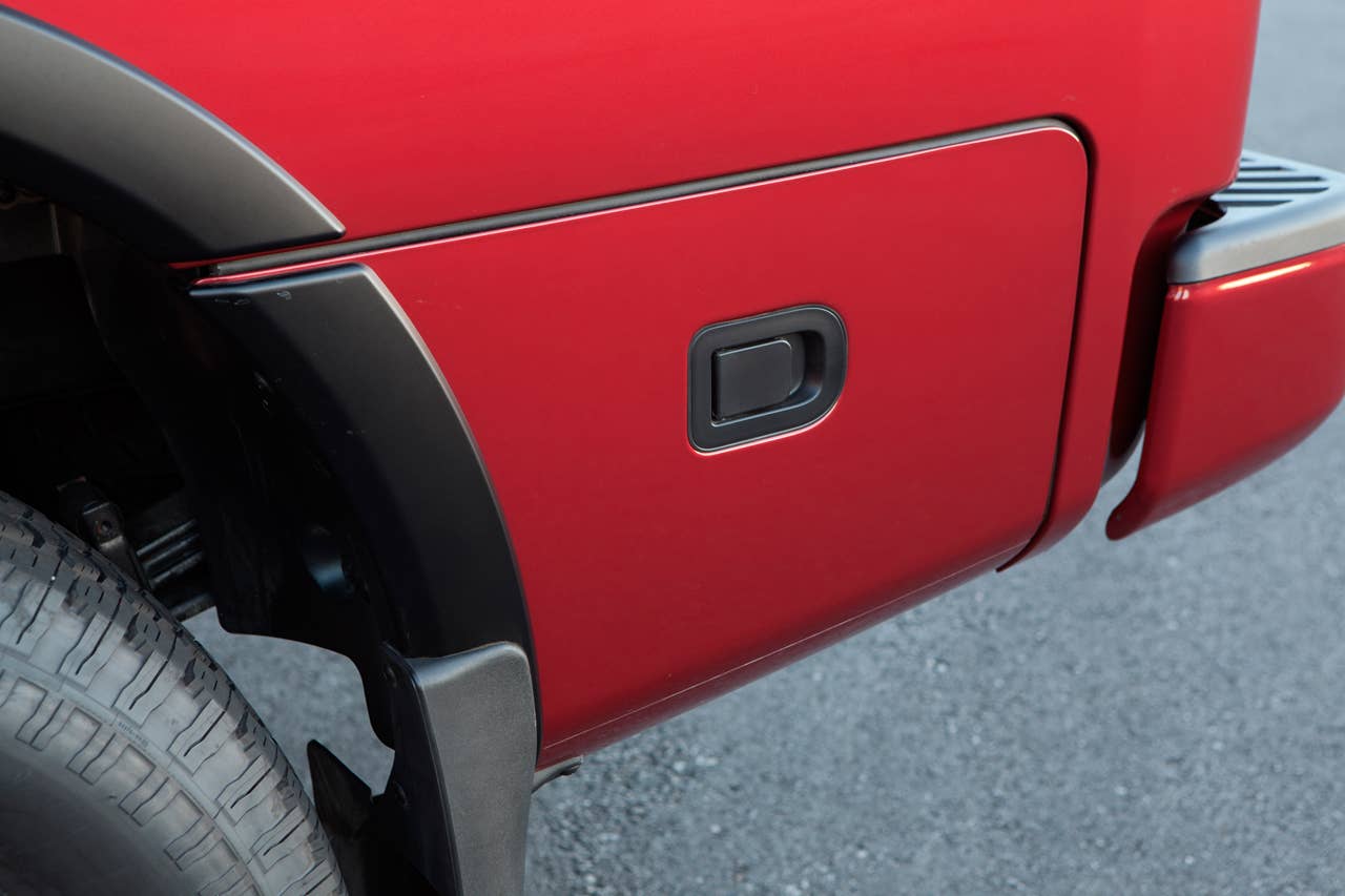 2013 Nissan Titan in-bed storage