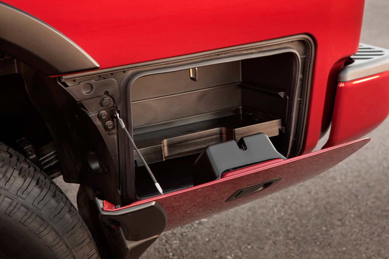2013 Nissan Titan in-bed storage