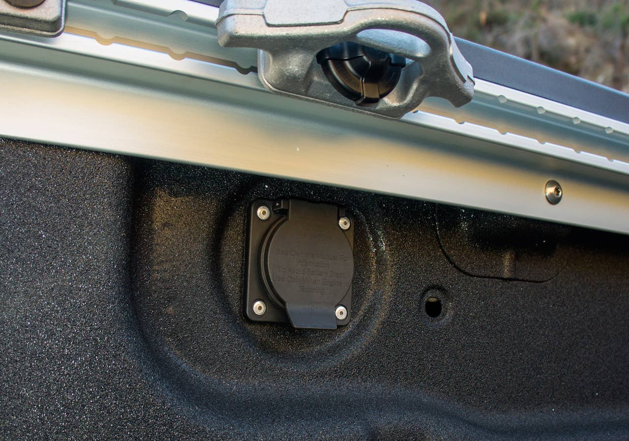 2013 Nissan Titan in-bed power