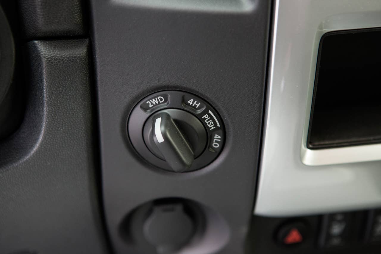 2013 Nissan Titan four-wheel drive selector