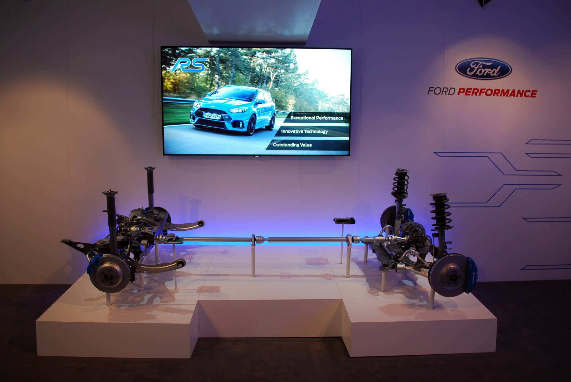 2016 Ford Focus RS drivetrain display