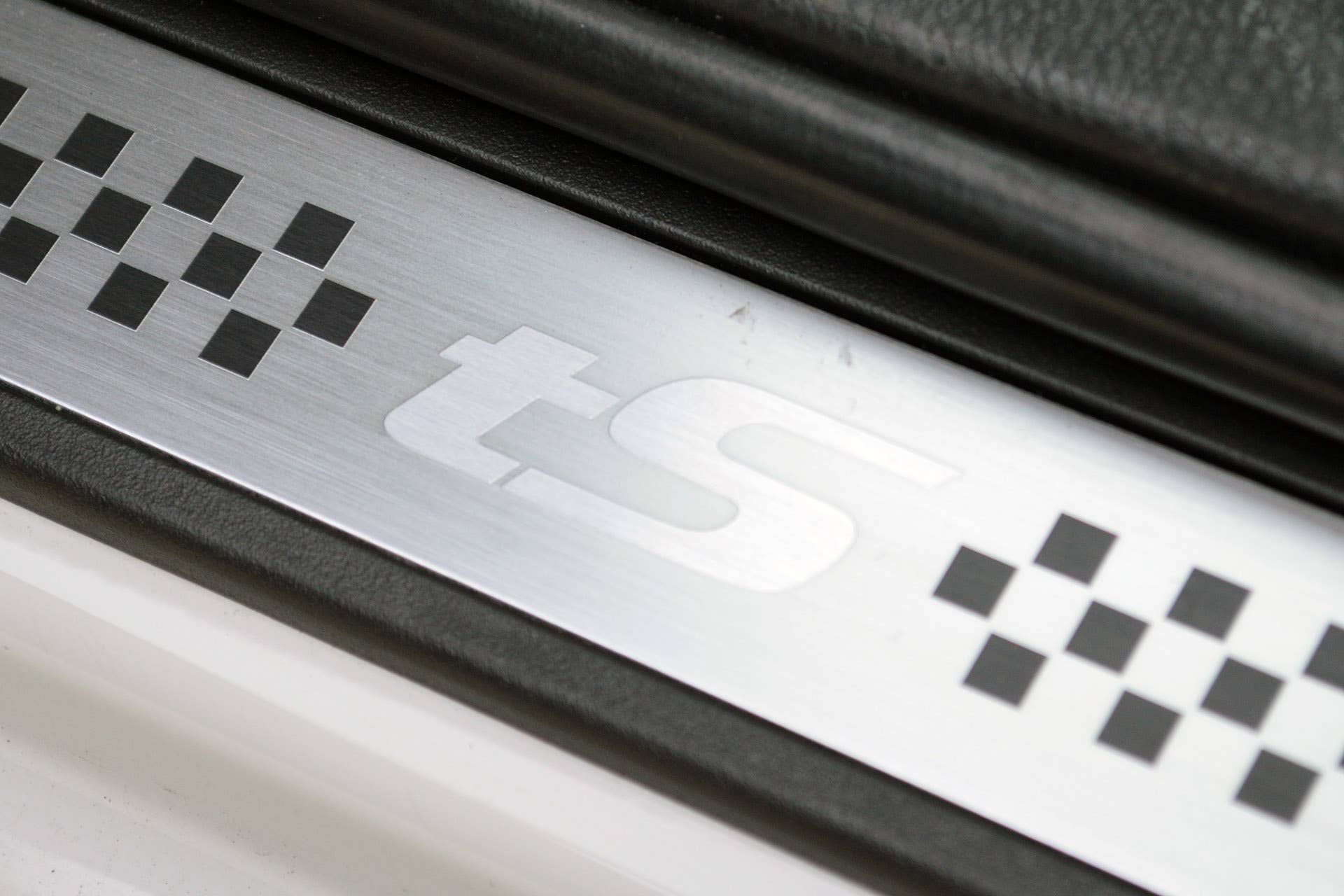 2015 subaru brz ts white kick plate