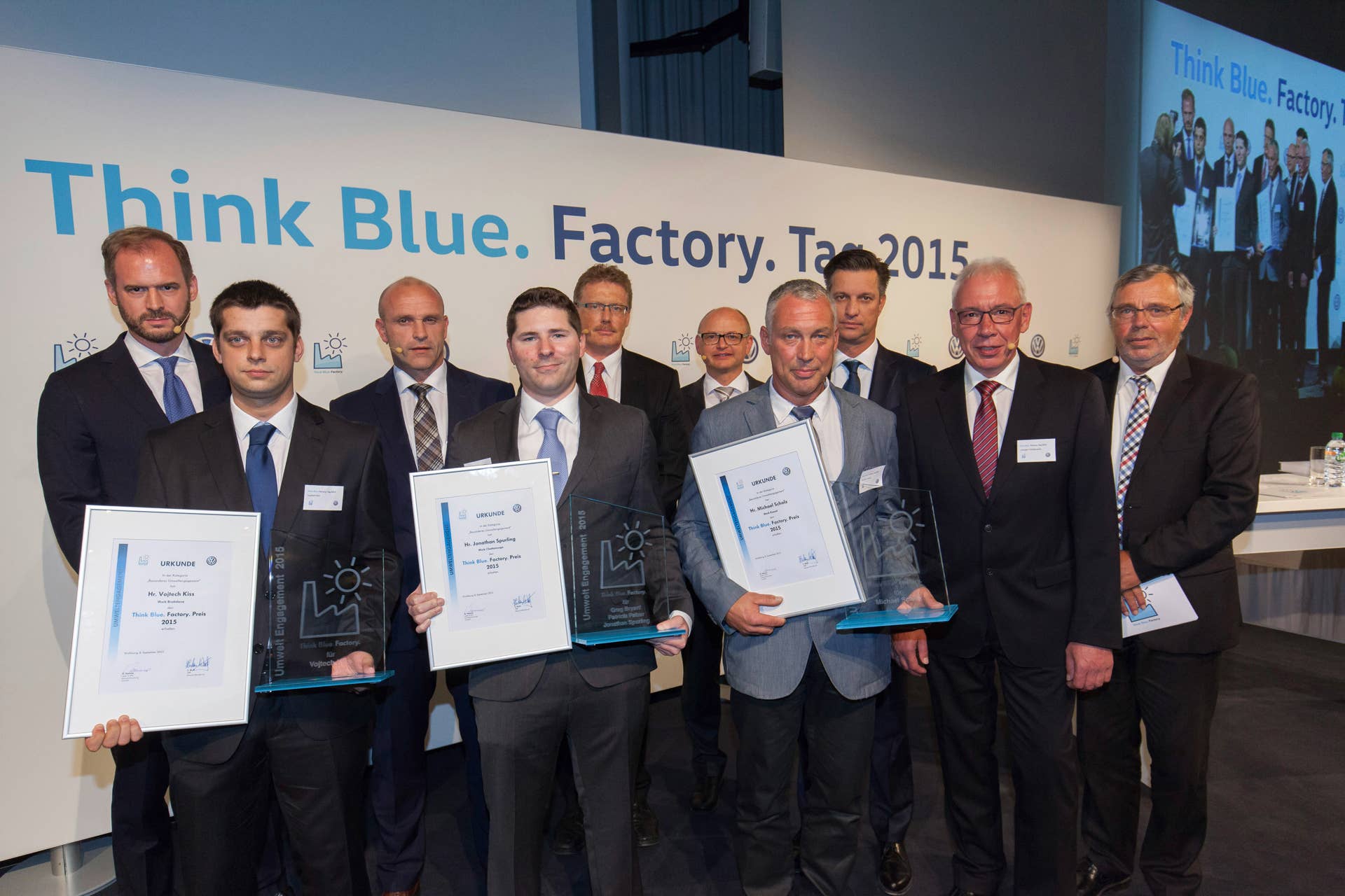 Vorne von links: Preistr�ger Vojtech Kiss aus Bratislava (Slowakei), Jonathan Spurling aus Chattanooga (USA), Michael Scholz aus Kassel und Betriebsrats-Koordinator J�rgen Hildebrandt. Hinten von links: Peter Bosch, Leiter Produktionsstrategie und Programmverantwortlicher f�r Think Blue. Factory.-Umsetzung Fahrzeugwerke, Thomas Ulbrich, Mitglied des Markenvorstands Volkswagen Pkw f�r den Gesch�ftsbereich Produktion und Logistik, Dr. Josef Baumert, Produktionsvorstand Volkswagen Nutzfahrzeuge, Alexander Zahn, Leiter Energiemanagement in der Komponentenplanung, Thomas Schmall, Mitglied des Markenvorstands Volkswagen Pkw f�r den Gesch�ftsbereich Komponente, und G�nter Damme, Leiter Volkswagen Konzernforschung Umwelt.