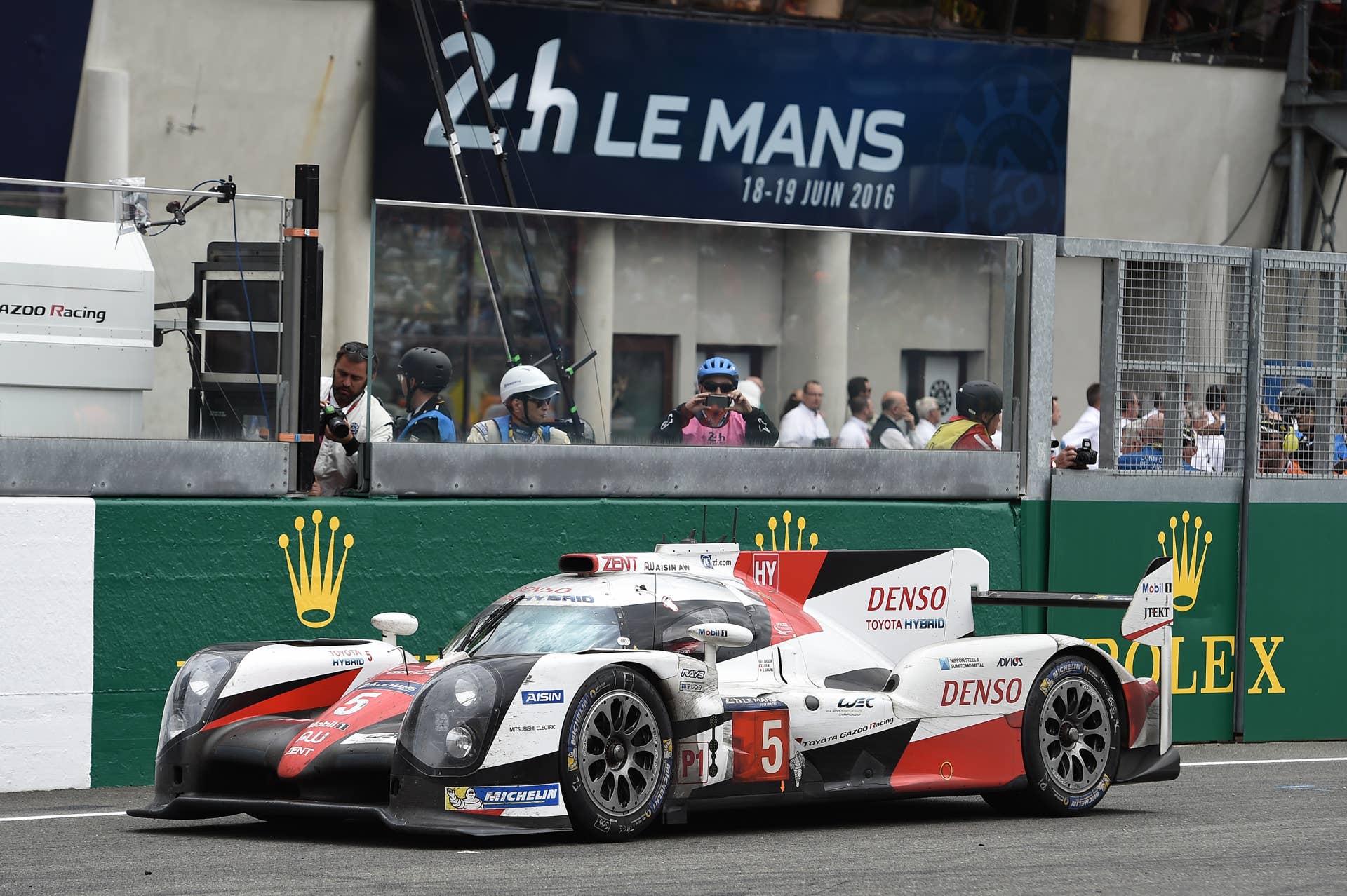 The Toyota TSO50 Hybrid N°5, driven by Japan's Kazuki Nakajima, is pictured at a standstill after it suffered engine failure, in the final lap of the 84th Le Mans 24-hours endurance race, on June 19, 2016 in Le Mans, western France. Porsche snatched their 18th Le Mans 24 Hour Race victory with the Porsche 919 Hybrid N°2 in the most dramatic of circumstances after Toyota suffered engine failure with just three minutes left on June 19, 2016. / AFP / JEAN-SEBASTIEN EVRARD (Photo credit should read JEAN-SEBASTIEN EVRARD/AFP/Getty Images)