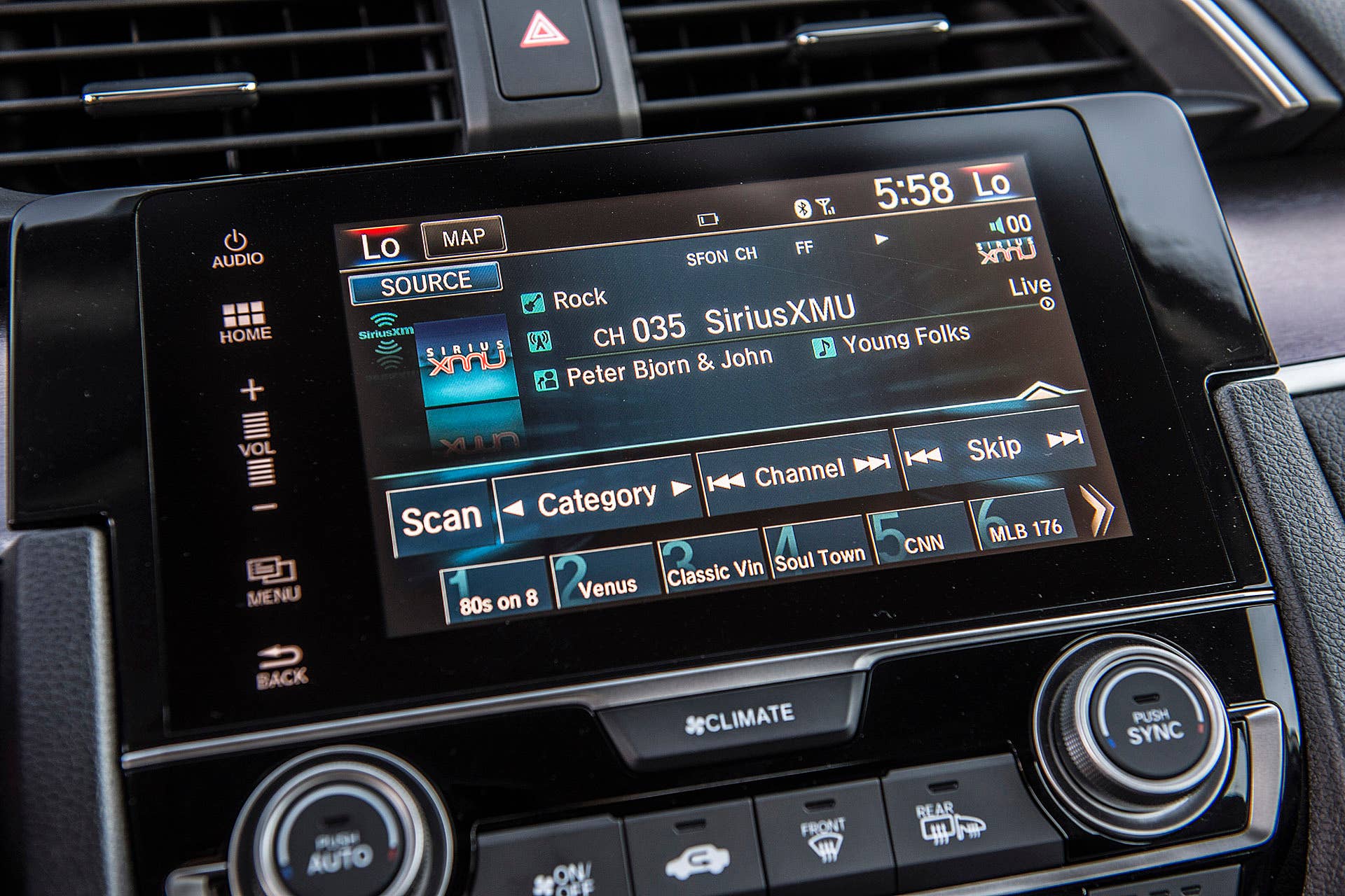 2016 Honda Civic infotainment system