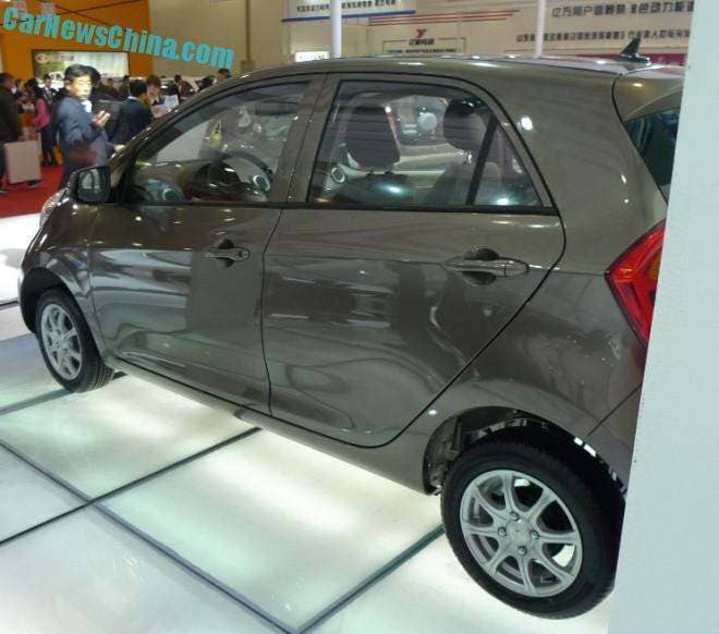 Yogomo 330 EV (Chinese clone of Kia Picanto), grey, rear three-quarter