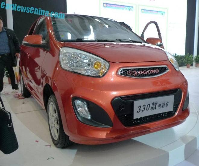Yogomo 330 EV (Chinese clone of Kia Picanto), orange, front three-quarter