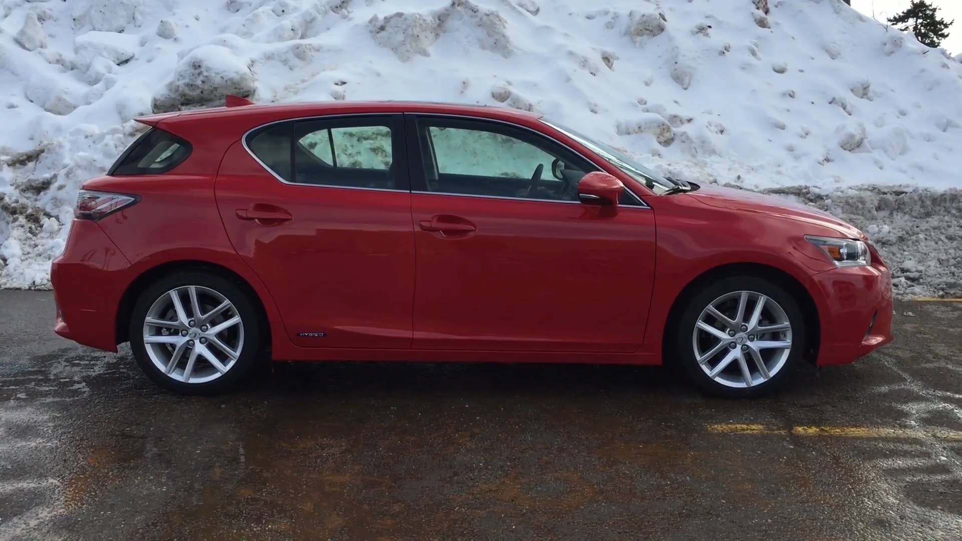 AutoblogGreen Editor Sebastian Blanco spends a week in the 2015 Lexus CT 200h and finds (again) that you can't always trust the EPA's fuel economy numbers, especially in winter.