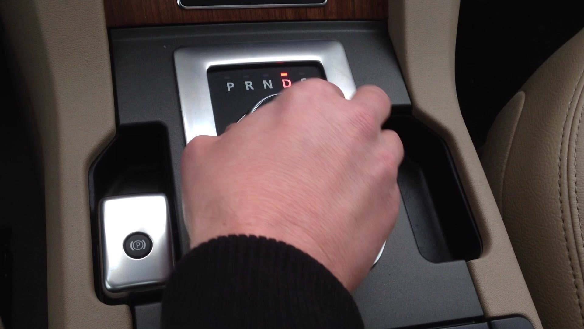 Greg Migliore demonstrates the rotary shift knob in the 2015 Land Rover LR4.