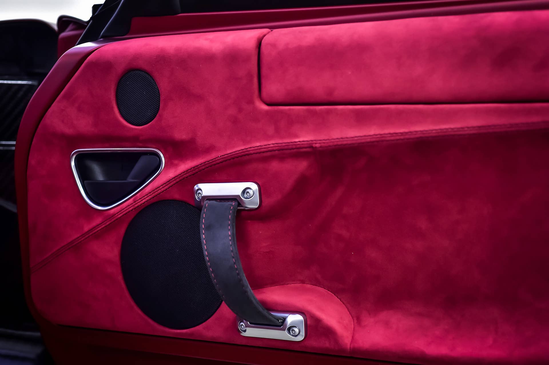 Alfa Romeo 4C by Garage Italia Customs door panel